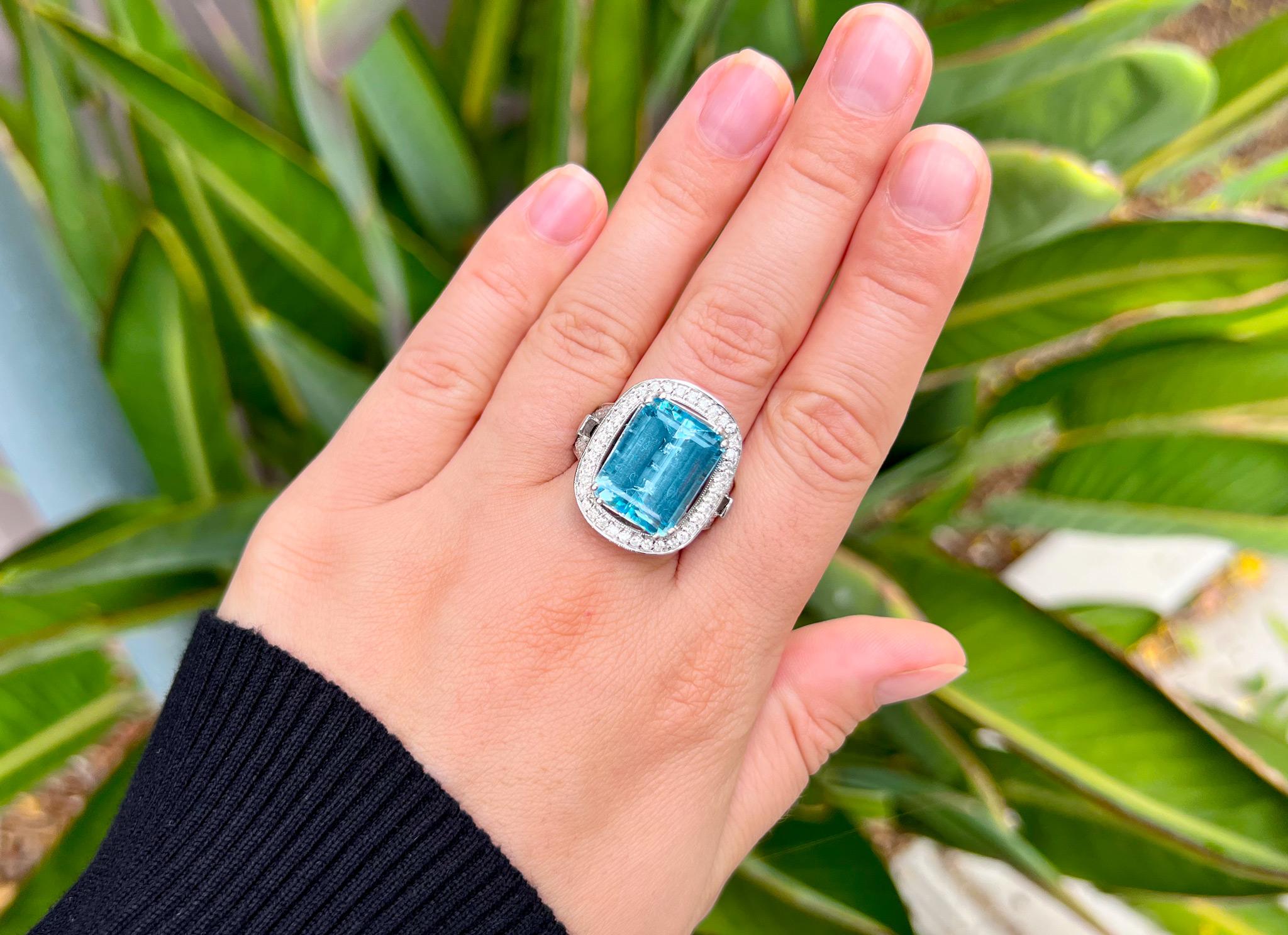 18 Karat Gold Aquamarin-Ring mit 18 Karat Diamanten und Saphiren im Zustand „Hervorragend“ in Las Vegas, NV