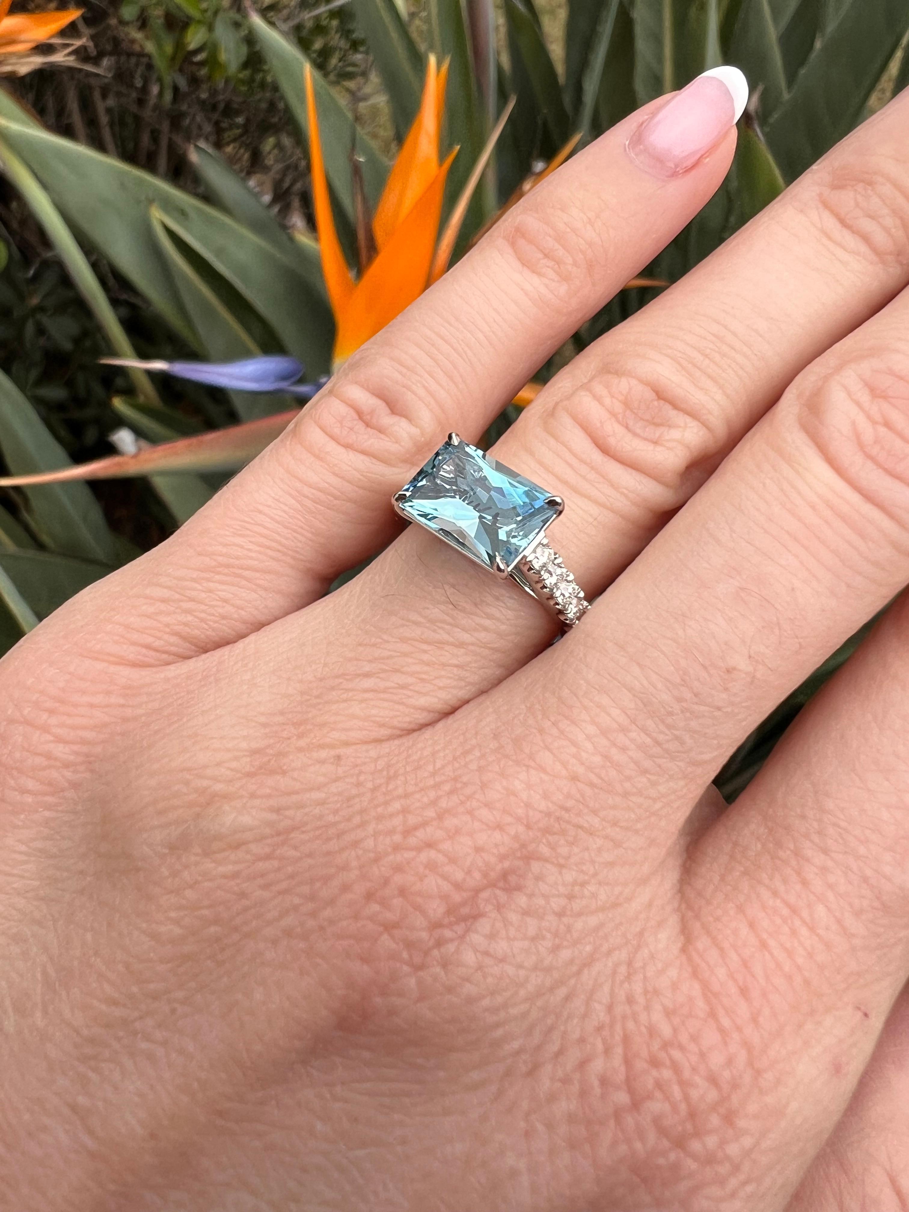 Bague aigue-marine de 2,59 carats taille émeraude - Cadeau de joaillerie romantique Beverly Hills en vente 5