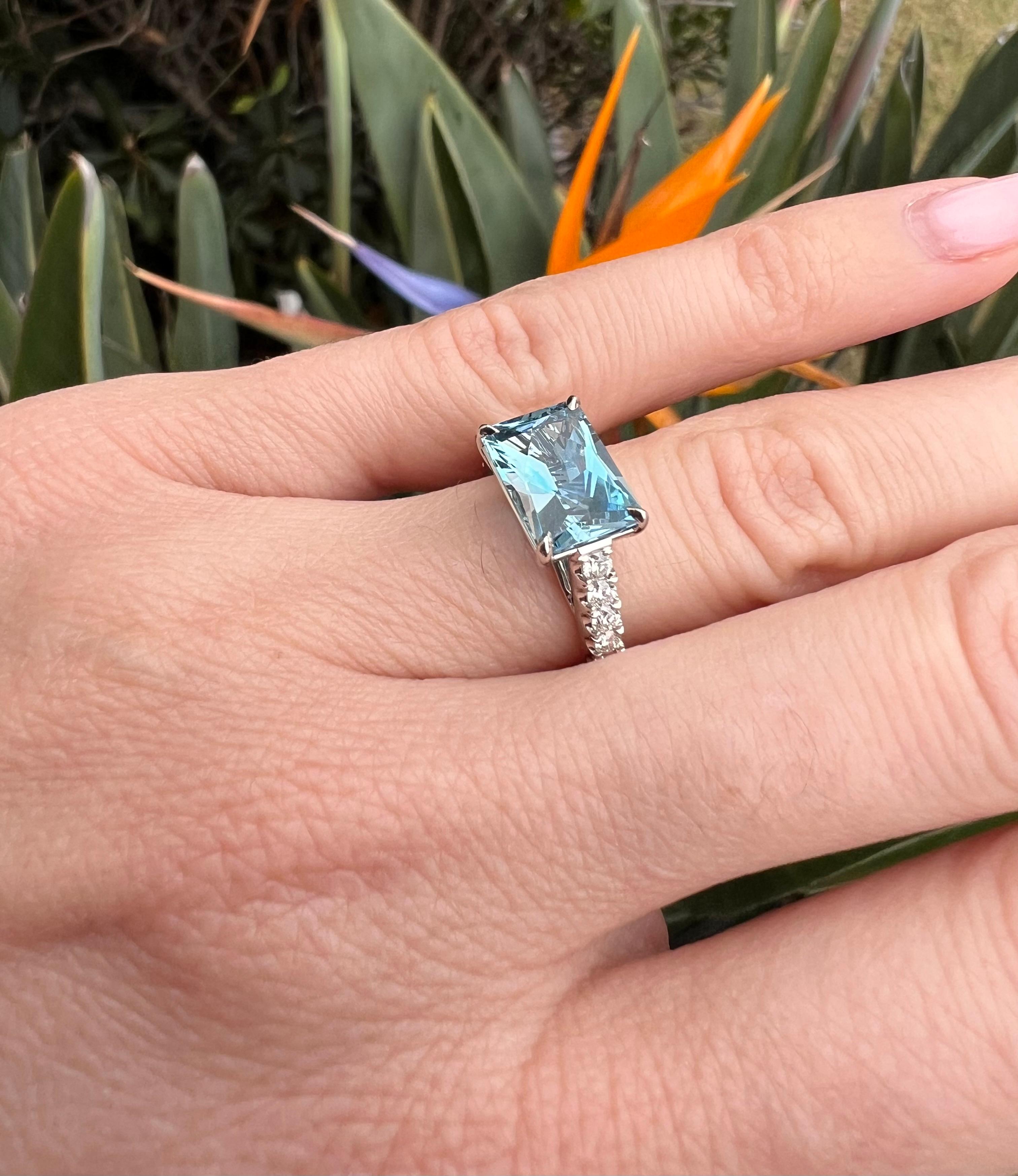 Bague aigue-marine de 2,59 carats taille émeraude - Cadeau de joaillerie romantique Beverly Hills en vente 6