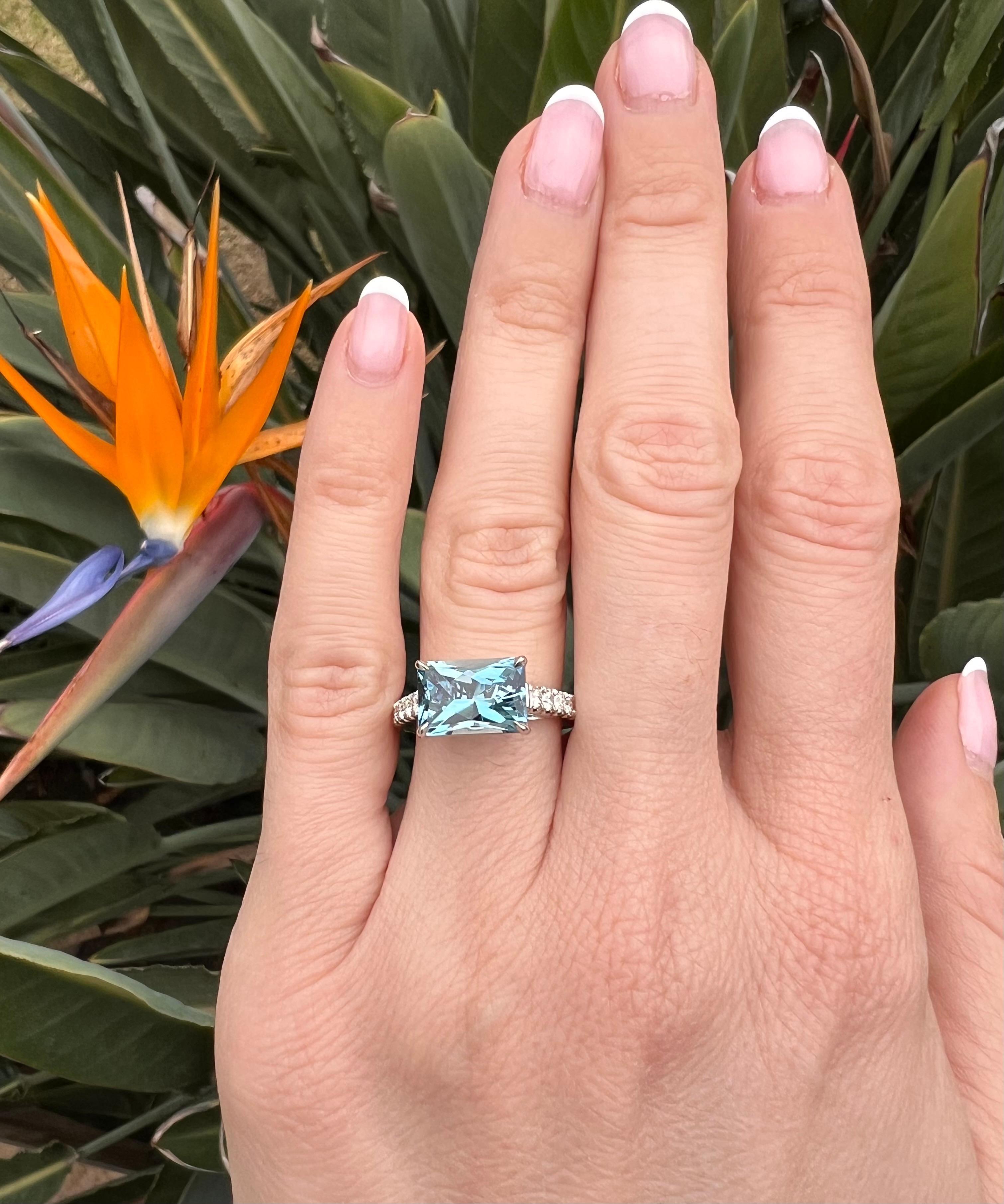 Bague aigue-marine de 2,59 carats taille émeraude - Cadeau de joaillerie romantique Beverly Hills en vente 7
