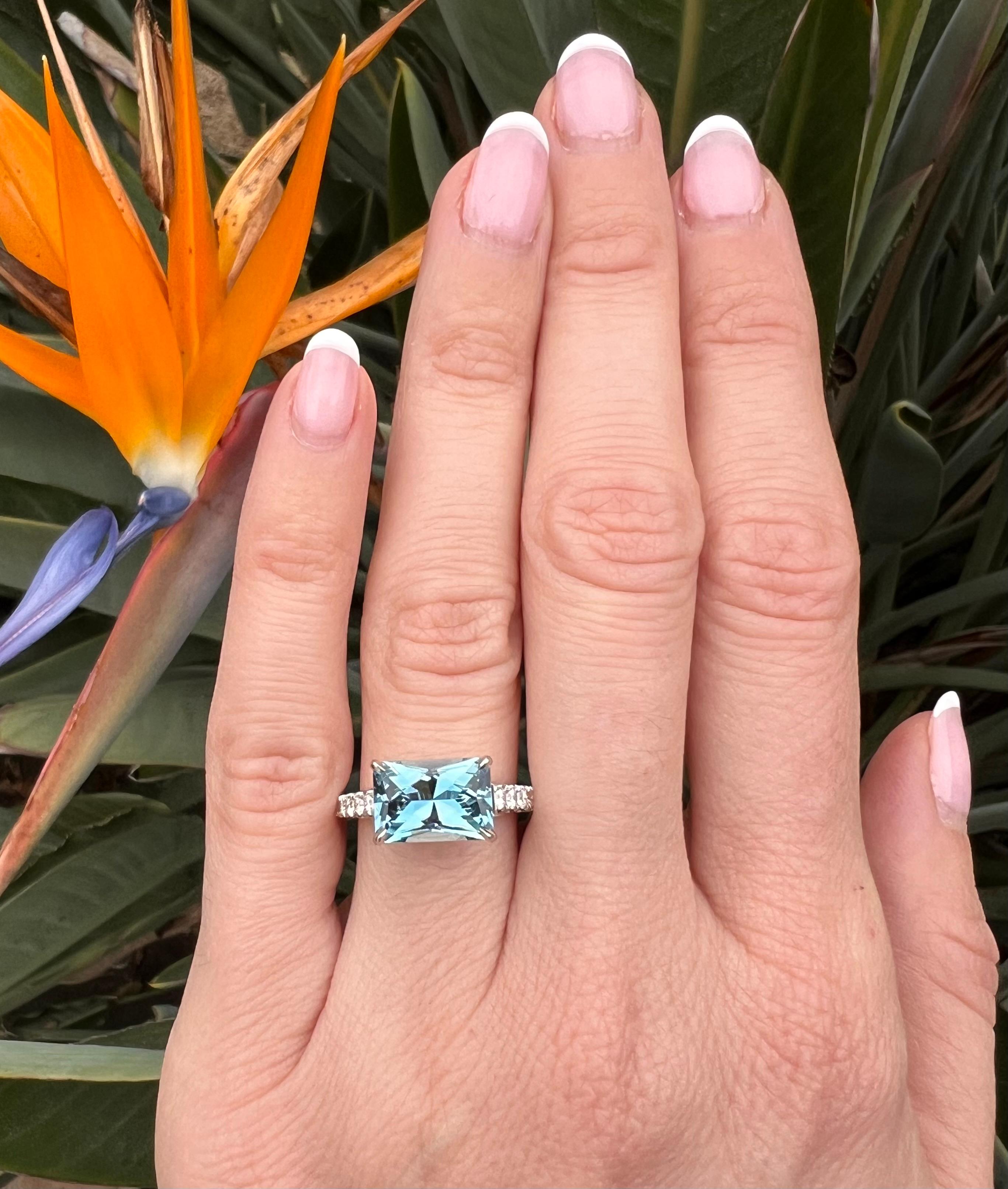 Bague aigue-marine de 2,59 carats taille émeraude - Cadeau de joaillerie romantique Beverly Hills en vente 1