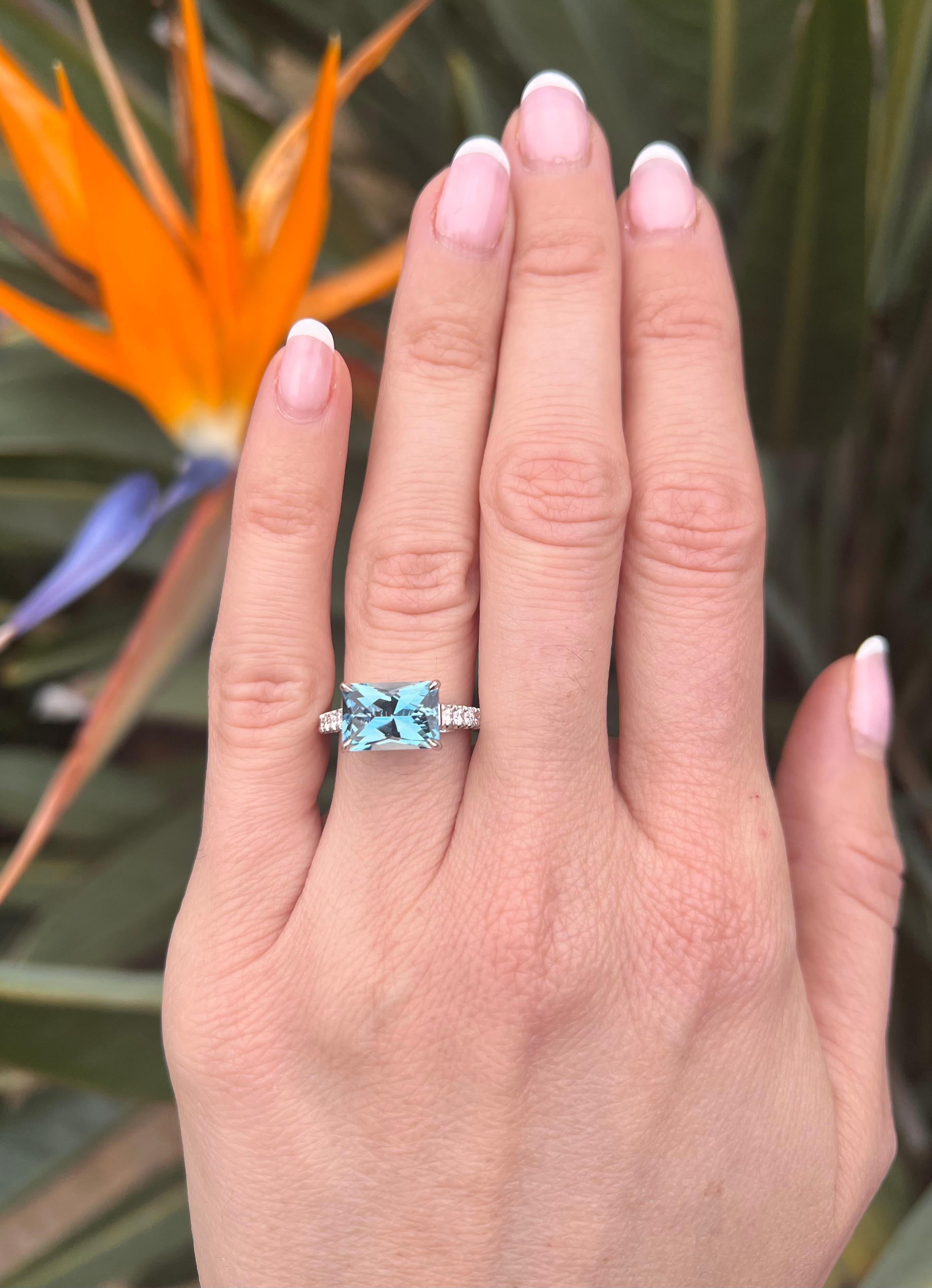 Bague aigue-marine de 2,59 carats taille émeraude - Cadeau de joaillerie romantique Beverly Hills en vente 2