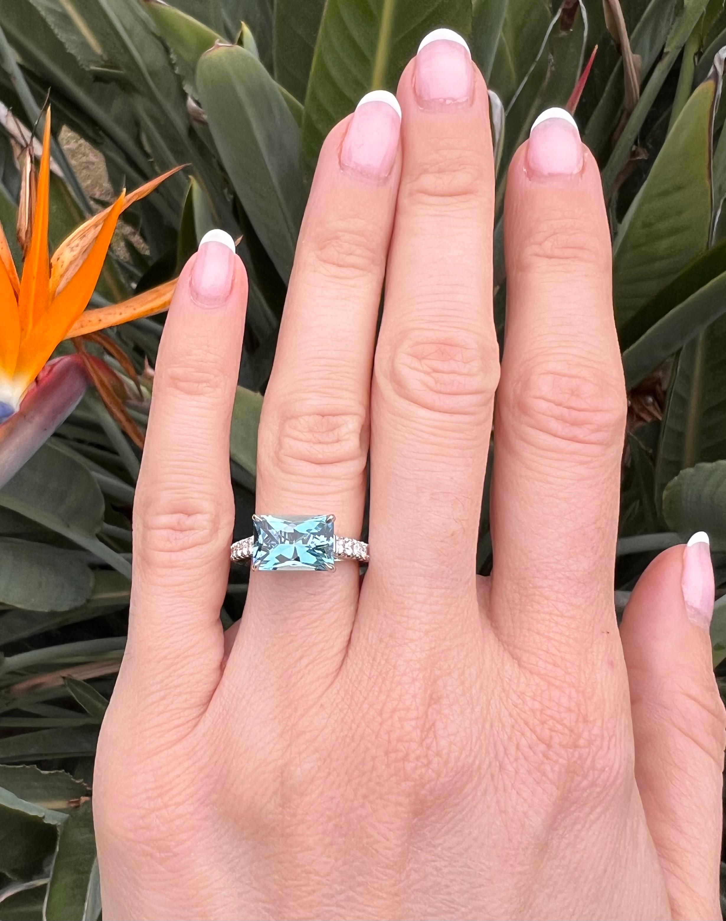 Bague aigue-marine de 2,59 carats taille émeraude - Cadeau de joaillerie romantique Beverly Hills en vente 3