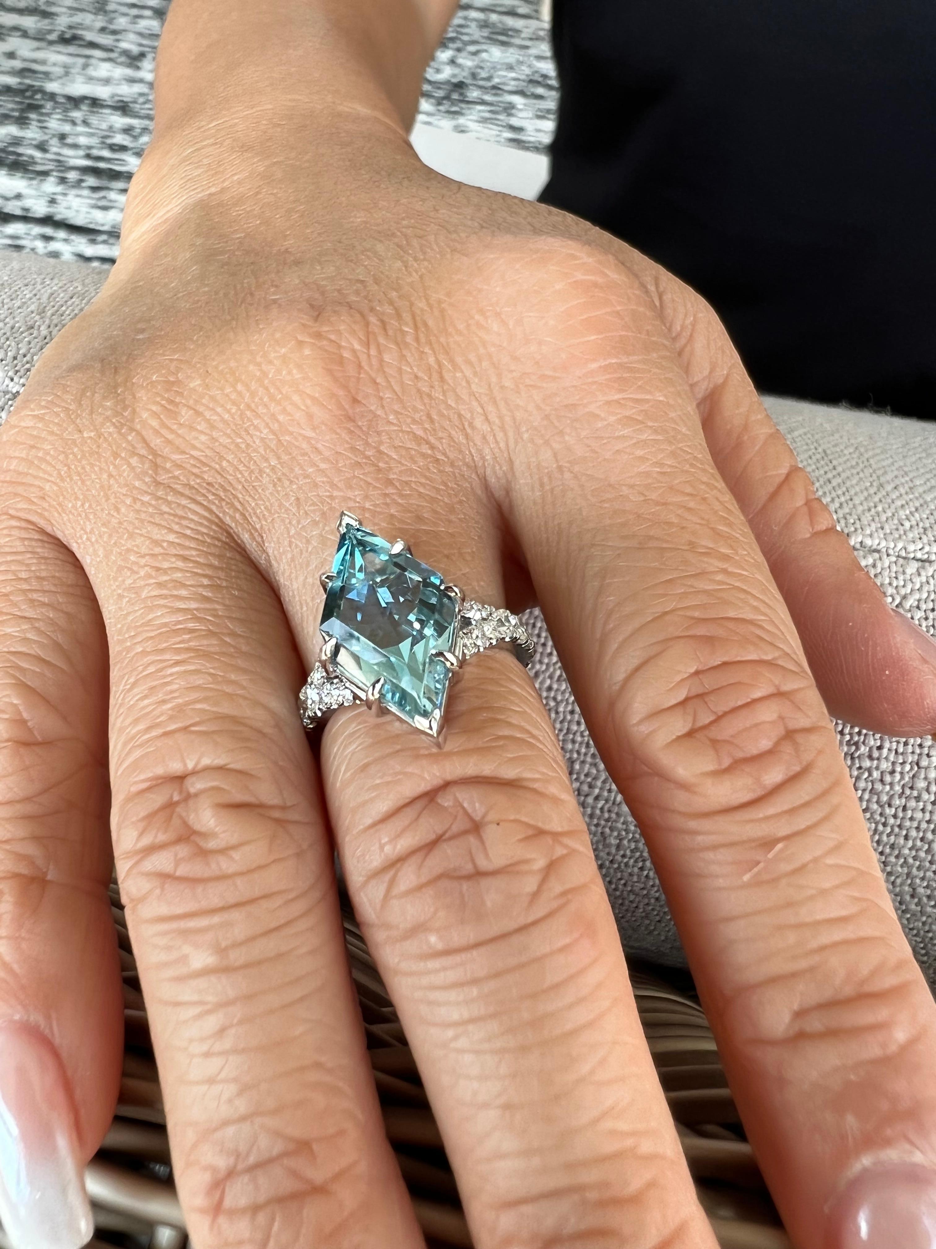 Contemporary Aquamarine Ring 3.77 Carat Lozenge Kite For Sale