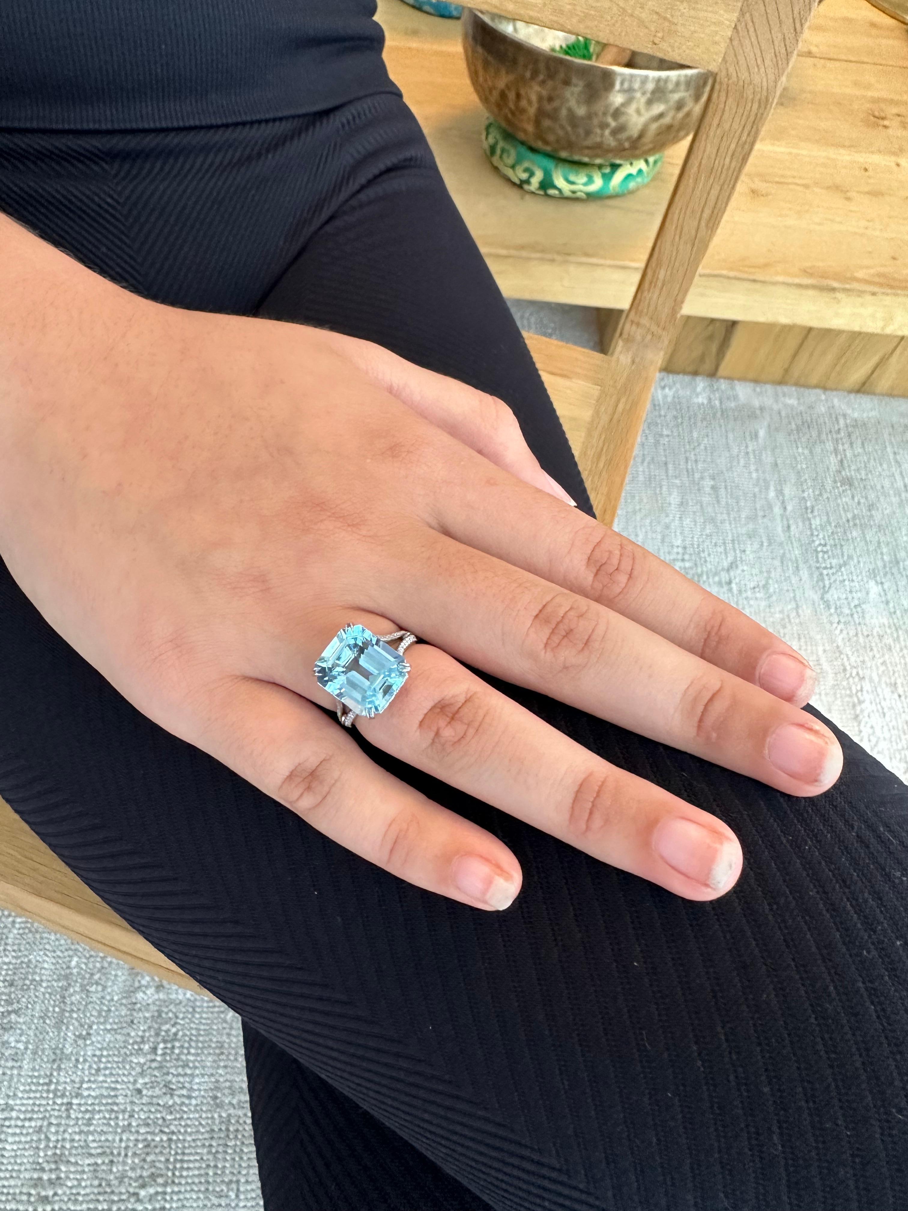 Aquamarine Ring 7.68 Carat Emerald Cut In New Condition For Sale In Beverly Hills, CA