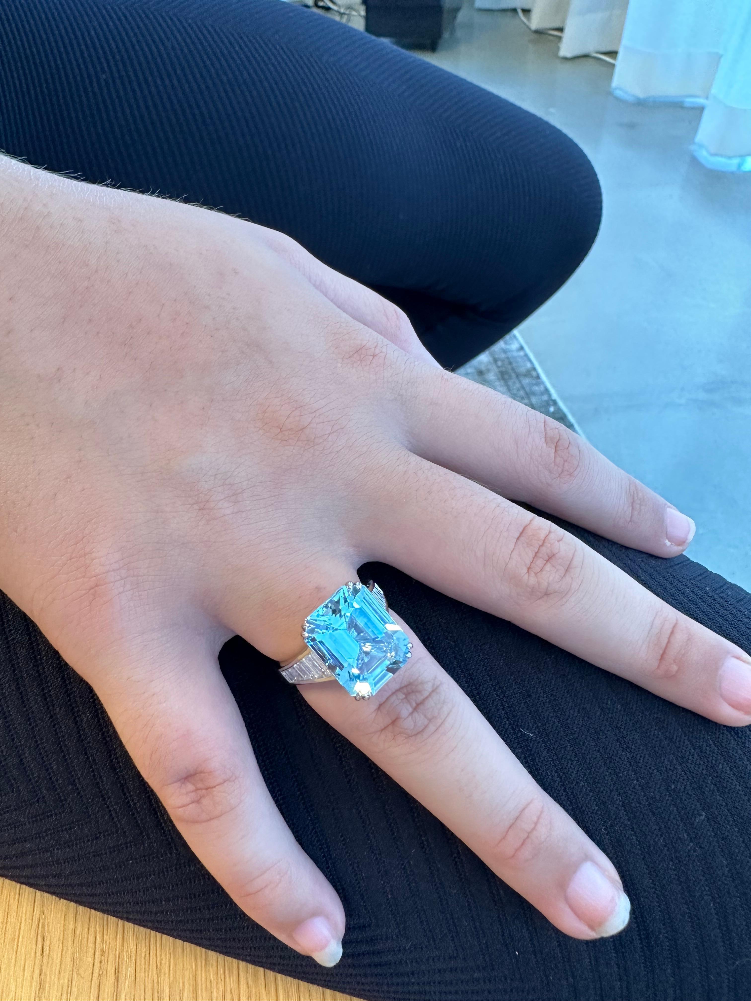 Aquamarinring mit 8.01 Karat im Smaragdschliff im Zustand „Neu“ in Beverly Hills, CA