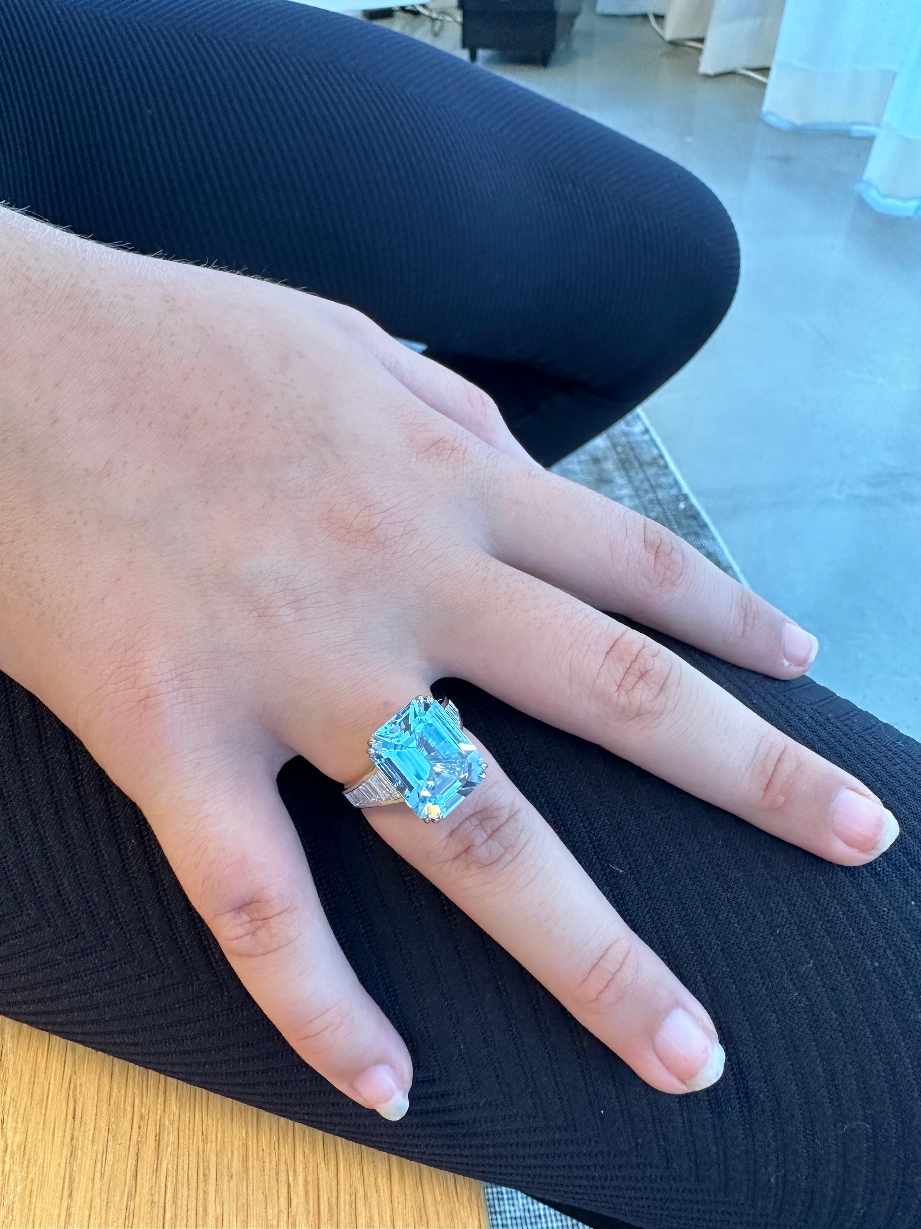 Aquamarinring mit 8.01 Karat im Smaragdschliff Damen
