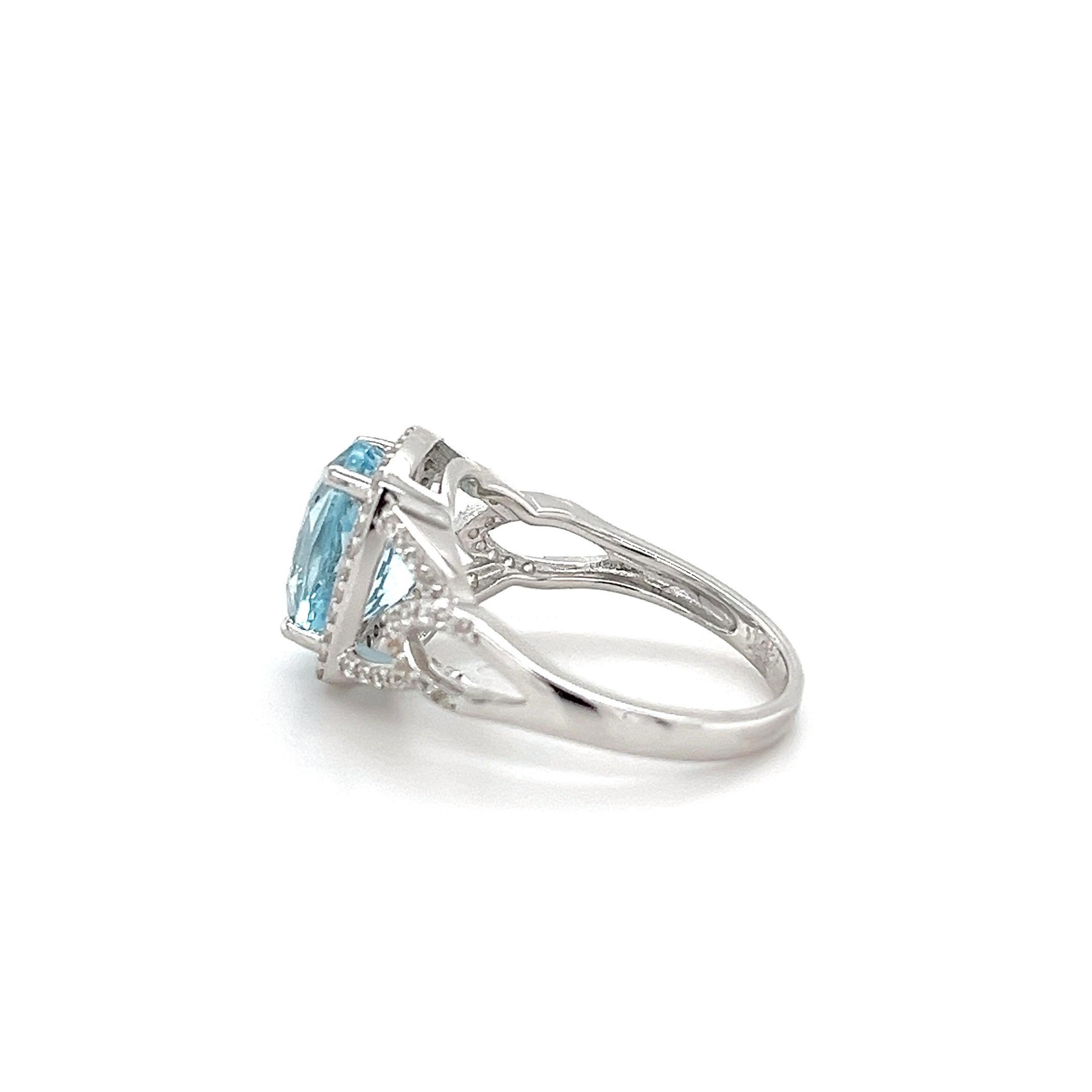 Taille coussin Bague de décoration d'art unique et fantaisie en aigue-marine bleu clair coussin en vente