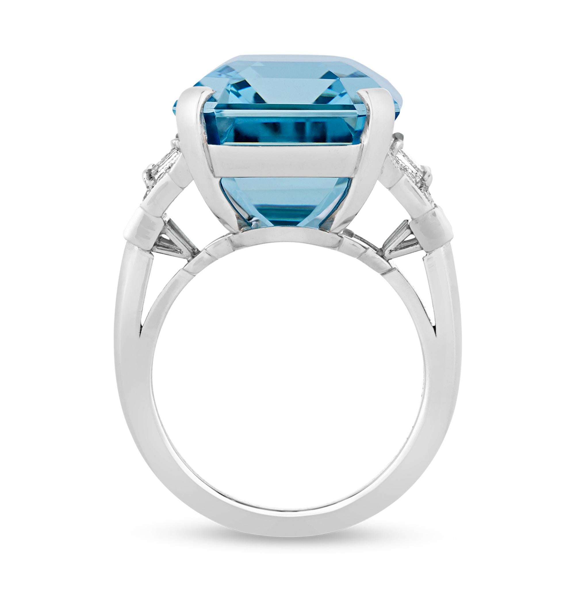 This radiant aquamarine ring, designed by Raymond Yard, is a testament to the designer's unparalleled craftsmanship and innovative design ethos. Crafted in Art Deco style, it features an exquisite 19.29-carat emerald cut aquamarine, encased in a