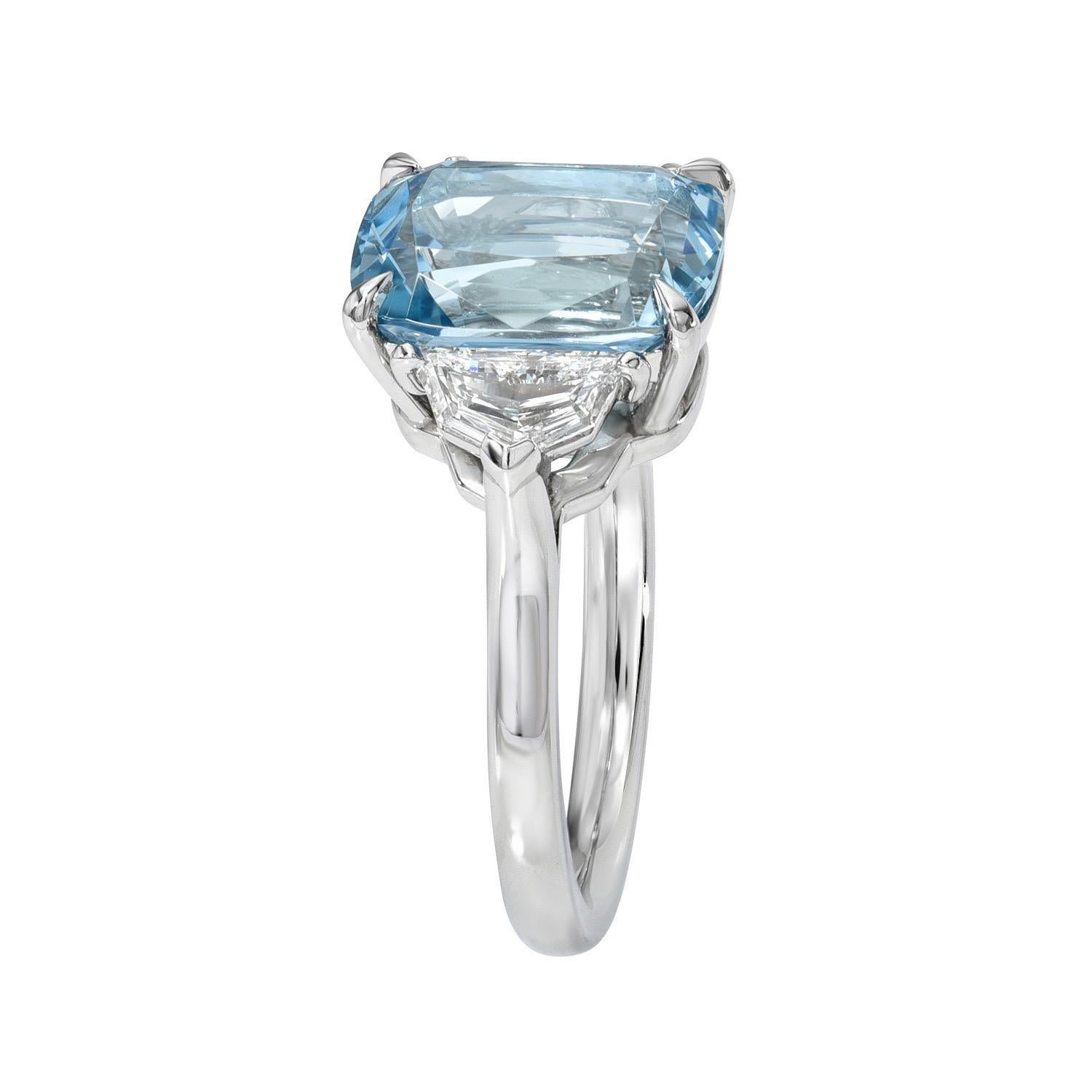 Very special 3.47 carat elongated cushion Aquamarine, three stone platinum ring, decorated with a pair of 0.62 carats, F color/VS1 clarity, 