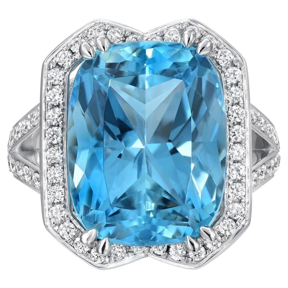 Wunderschöner Aquamarin mit 8,95 Karat im Kissenschliff, eingefasst in einen Ring aus 18 Karat Weißgold und Diamanten mit insgesamt 0,61 Karat. Dieser einzigartige Aquamarin kombiniert einen Strahlenschliff mit einer kissenförmigen Kontur, um seine