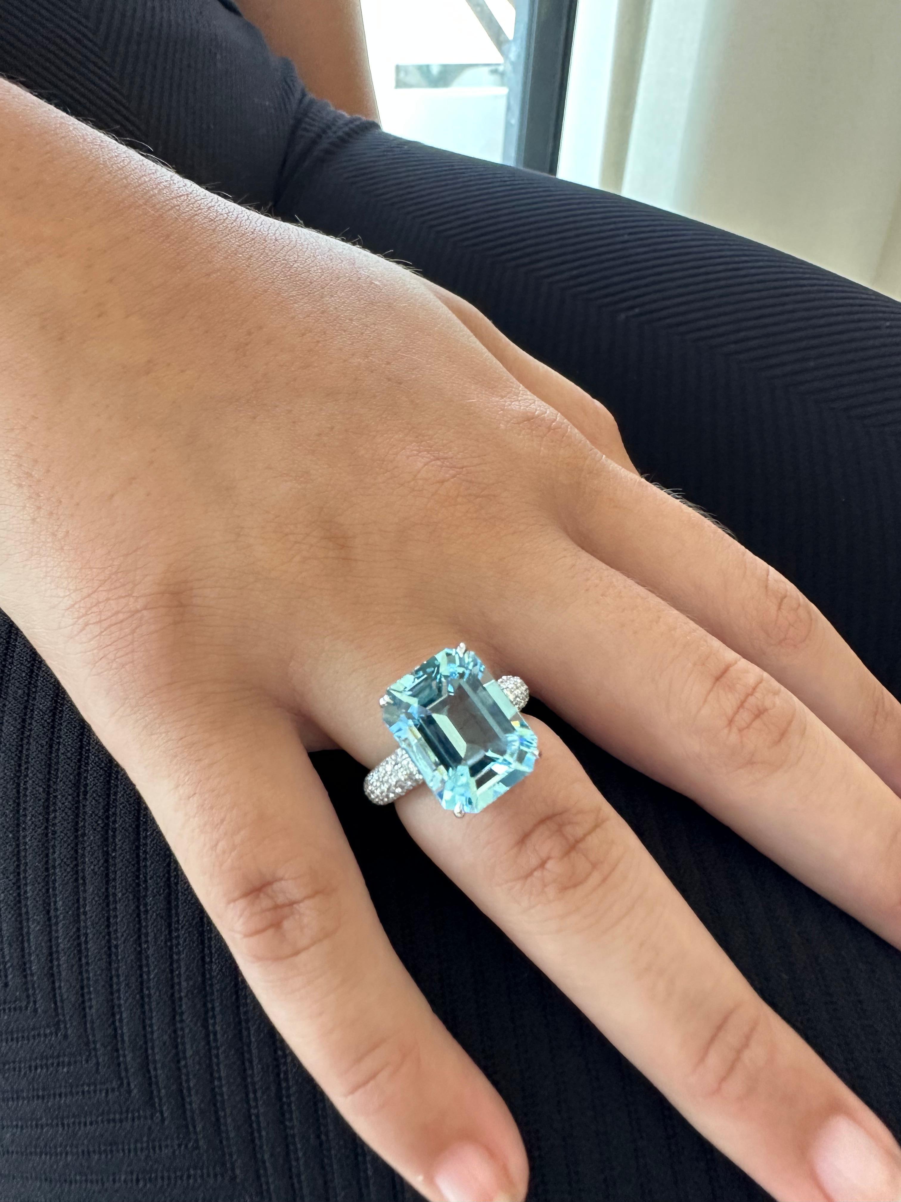Aquamarine Ring Emerald Cut 9.70 Carat In New Condition In Beverly Hills, CA