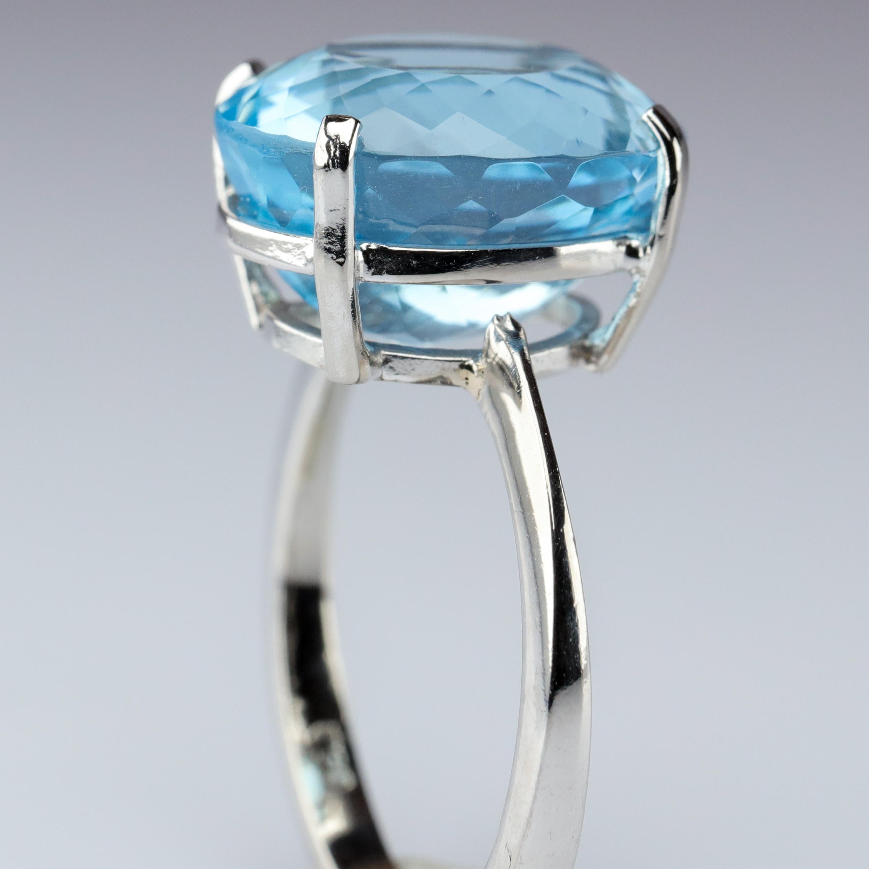 Aquamarine Ring in White Gold In Excellent Condition In Southbury, CT