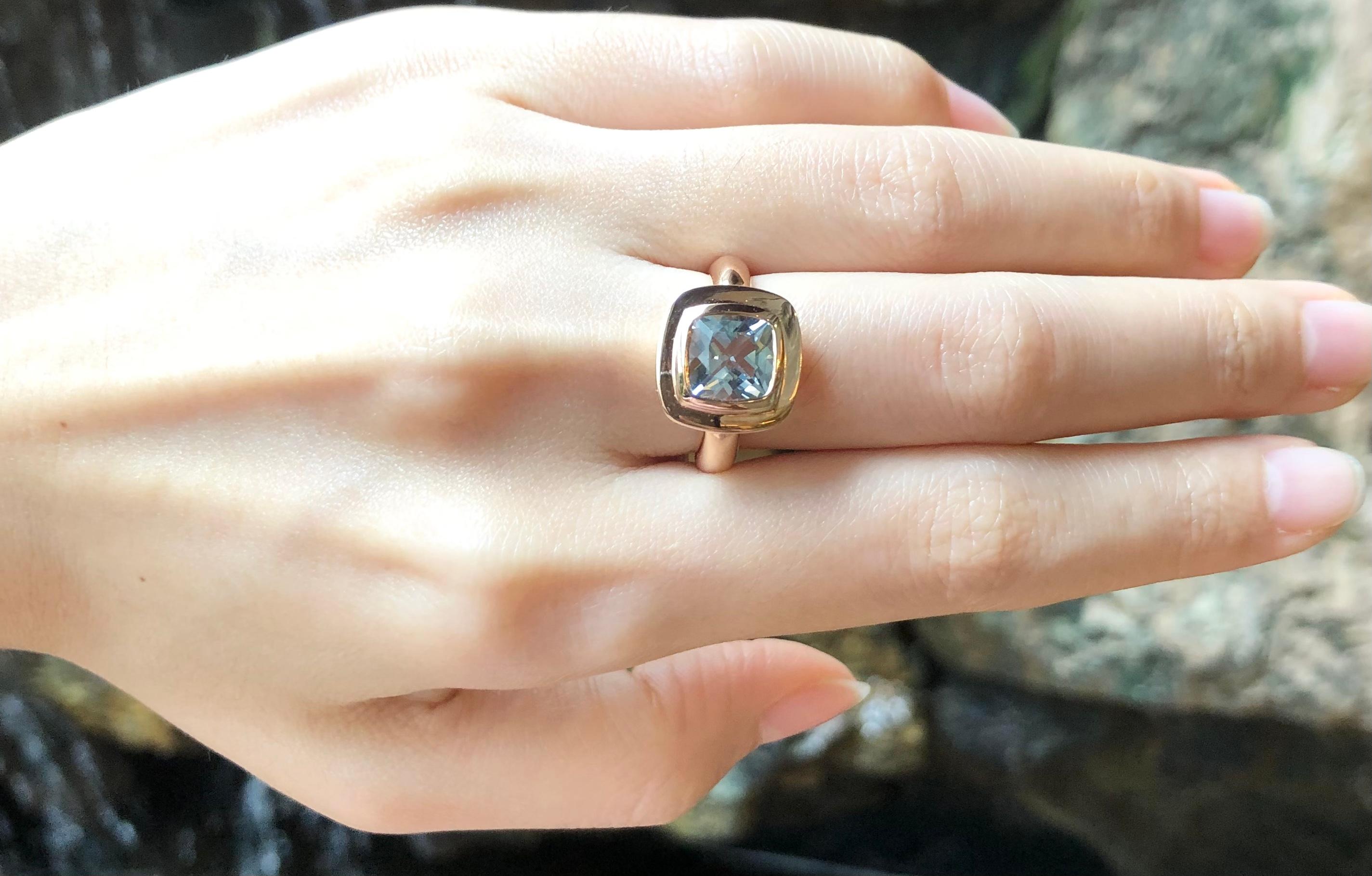 Contemporary Aquamarine Ring Set in 18 Karat Rose Gold Settings For Sale