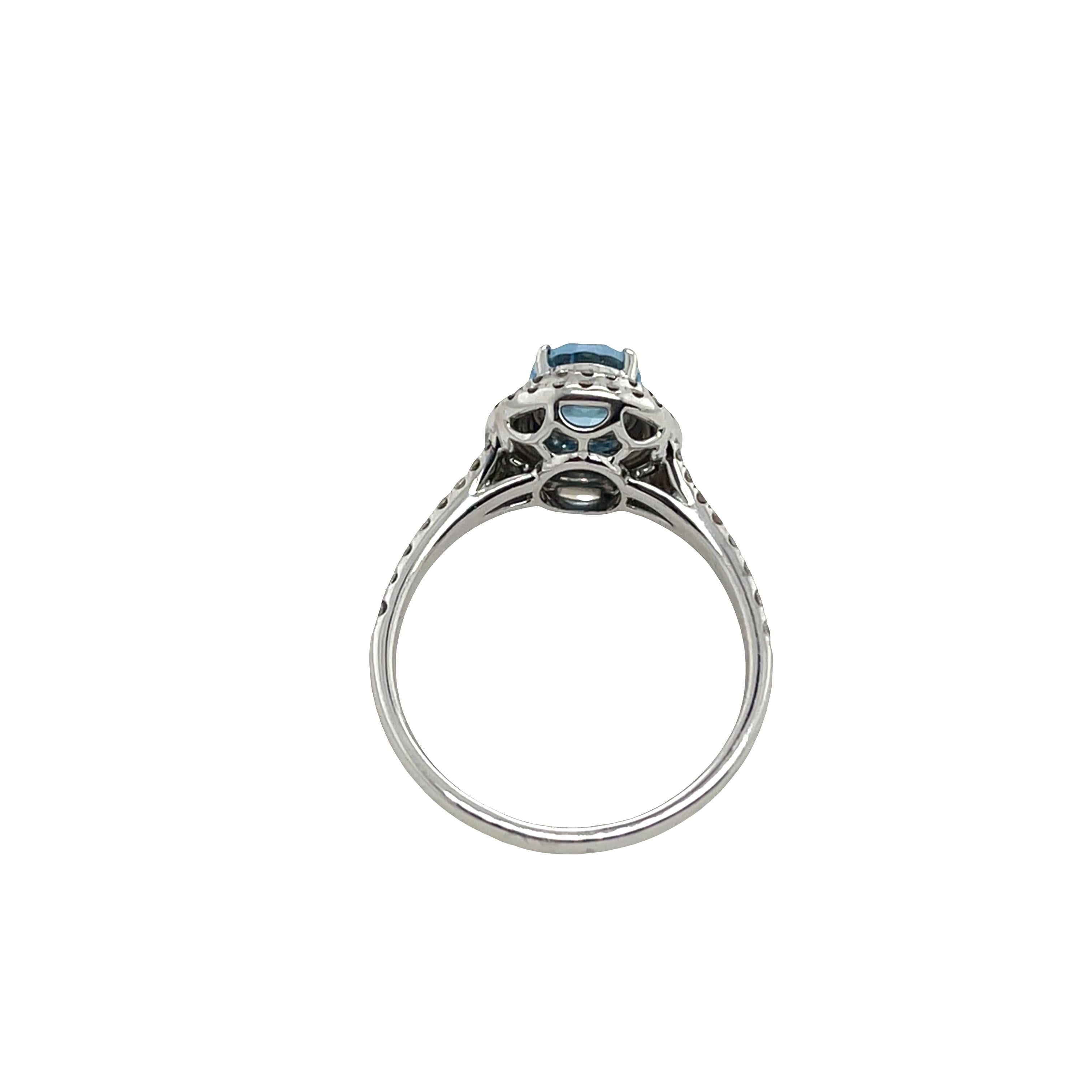 Questo elegante anello è caratterizzato da un'affascinante gemma di acquamarina al centro, 
apprezzata per la sua serena tonalità blu e per la sua eccezionale limpidezza. 
L'acquamarina è splendidamente completata 
da scintillanti diamanti naturali,