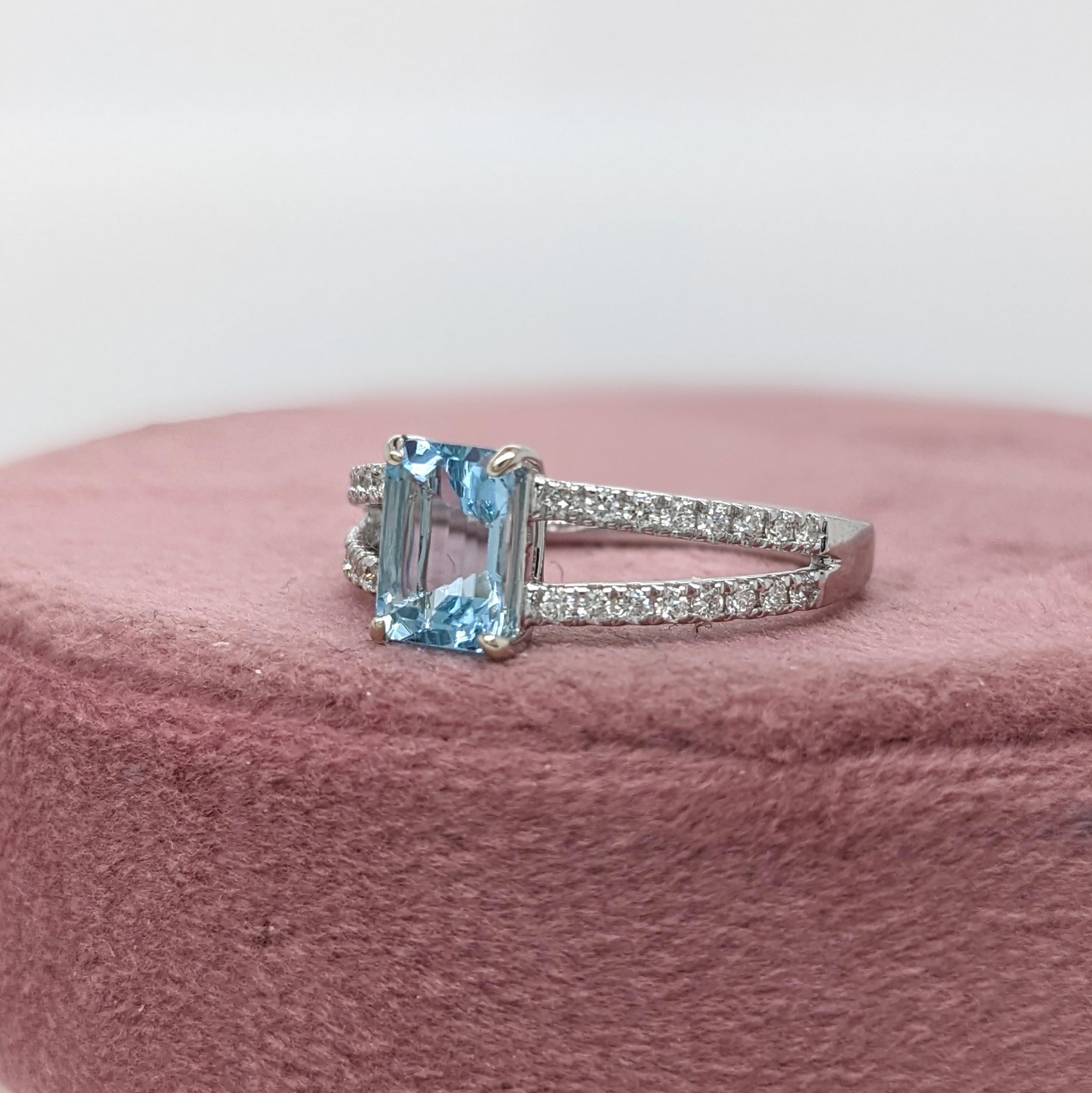 Aquamarine Ring w Natural Diamonds in Solid 14K Gold EM 7x5mm In New Condition For Sale In Columbus, OH