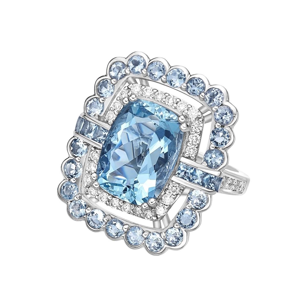 Diese Kollektion bietet eine Reihe von Aquamarinen mit einem eisblauen Farbton, der so cool ist, wie er nur sein kann! Die mit Diamanten besetzten Ringe sind aus Weißgold gefertigt und wirken klassisch und elegant. 

4,81 Karat Aquamarin Ring mit