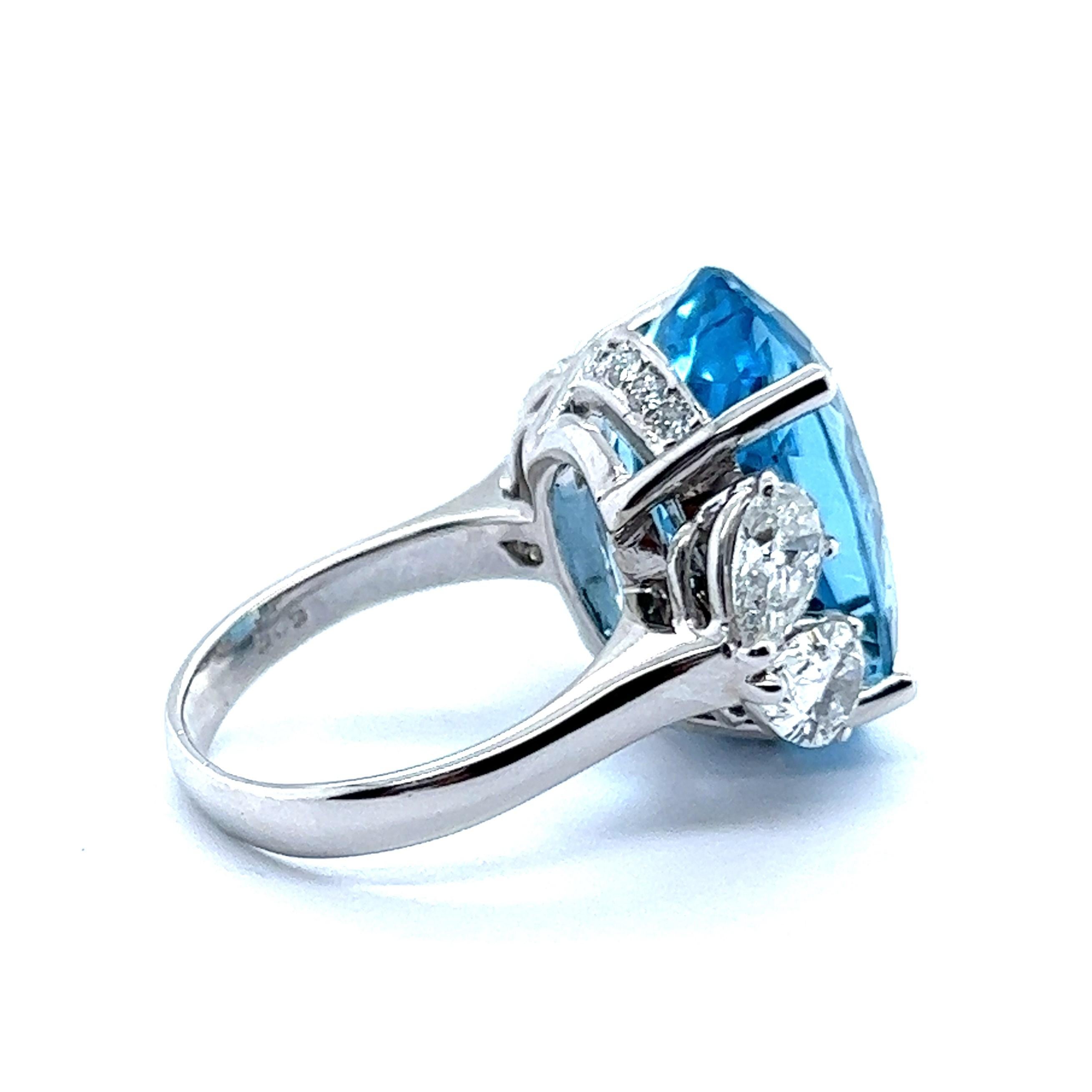 Aquamarine Ring with Diamonds in 14 Karat White Gold In Excellent Condition For Sale In Lucerne, CH