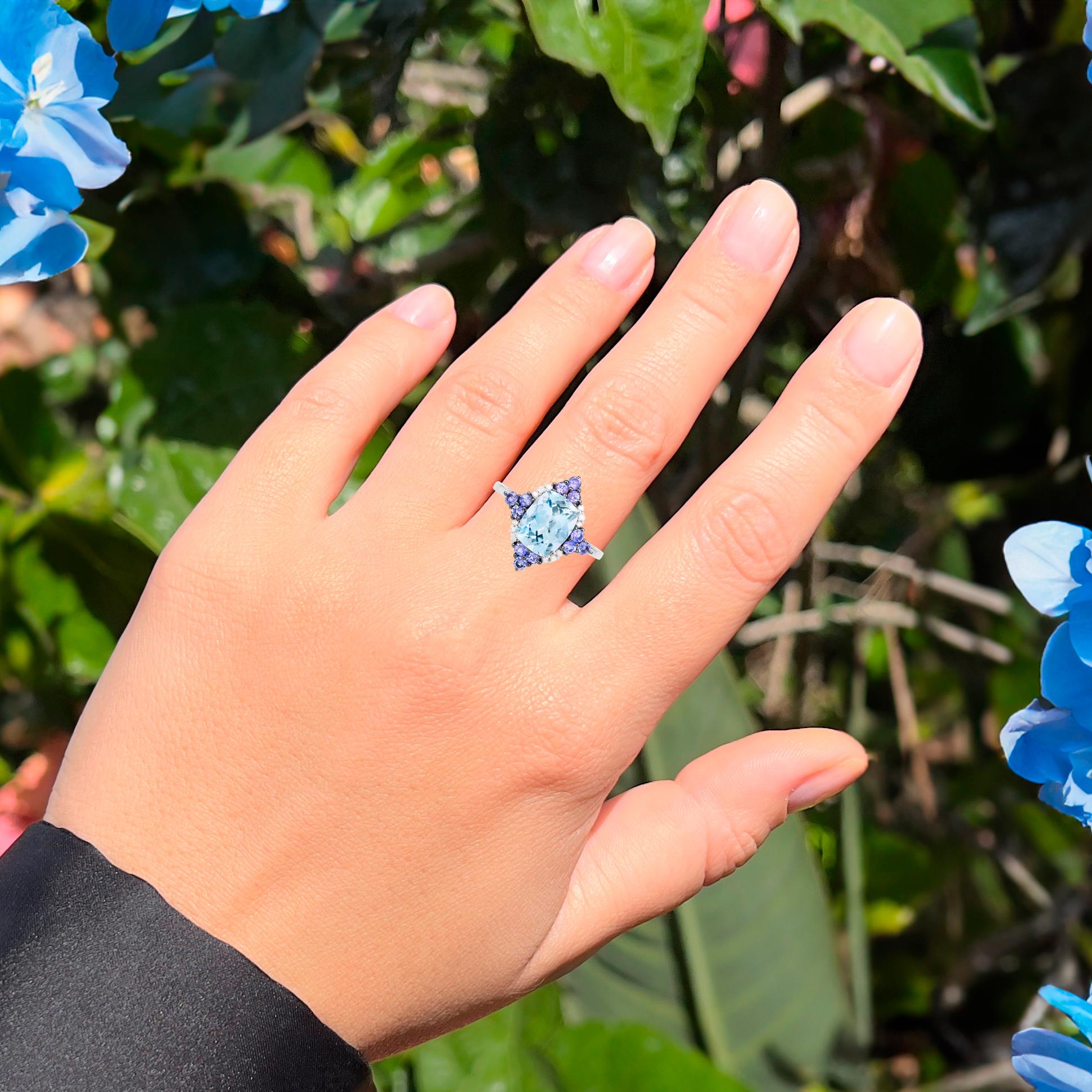 Contemporary Aquamarine Ring With Tanzanites and Diamonds 2.25 Carats 10K White Gold For Sale