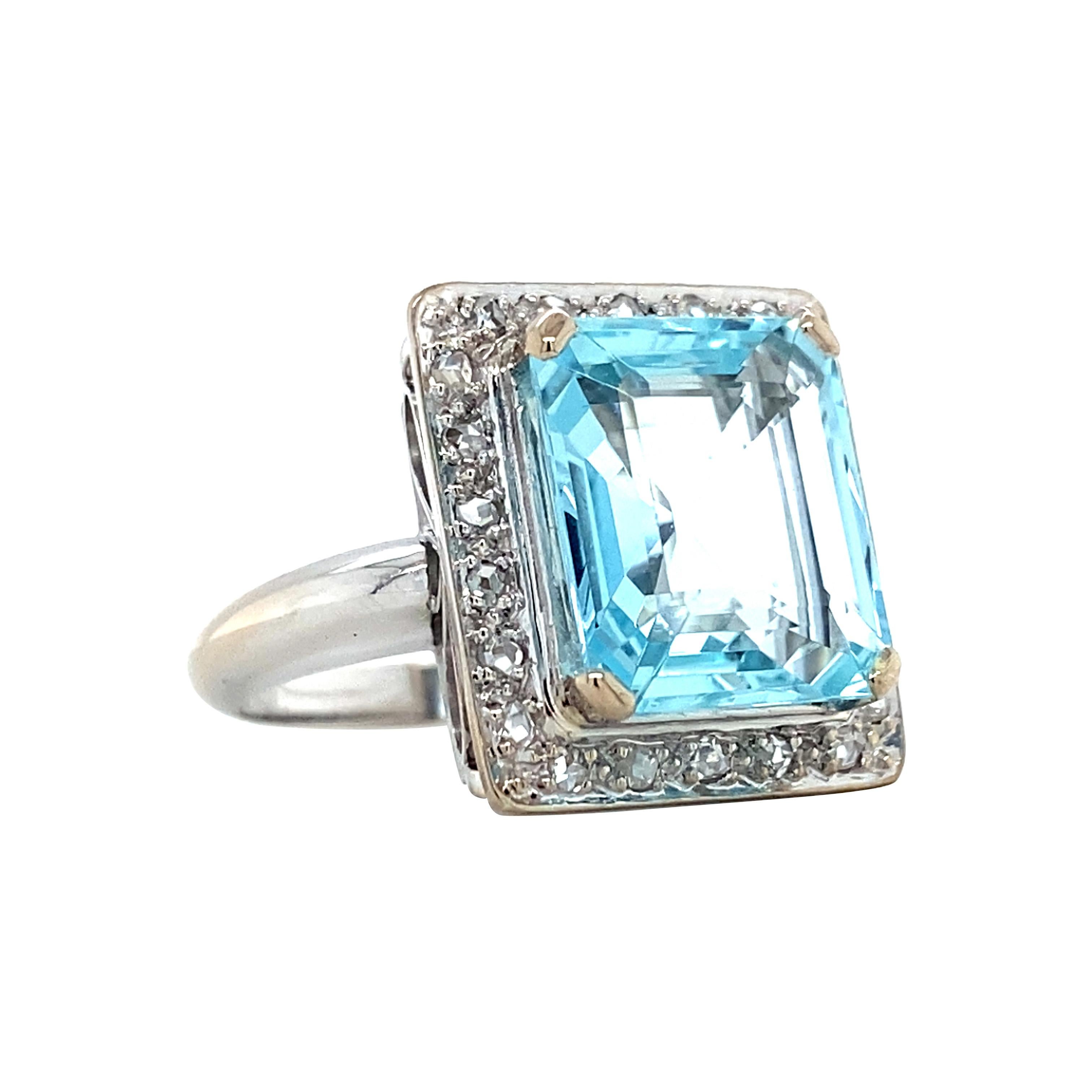 Blu e limpido come un oceano caraibico, questo anello presenta un'acquamarina di dimensioni importanti incorniciata da scintillanti diamanti taglio rosa. Il binario della galleria a volute aggiunge un perfetto tocco di eleganza. 

Il nome