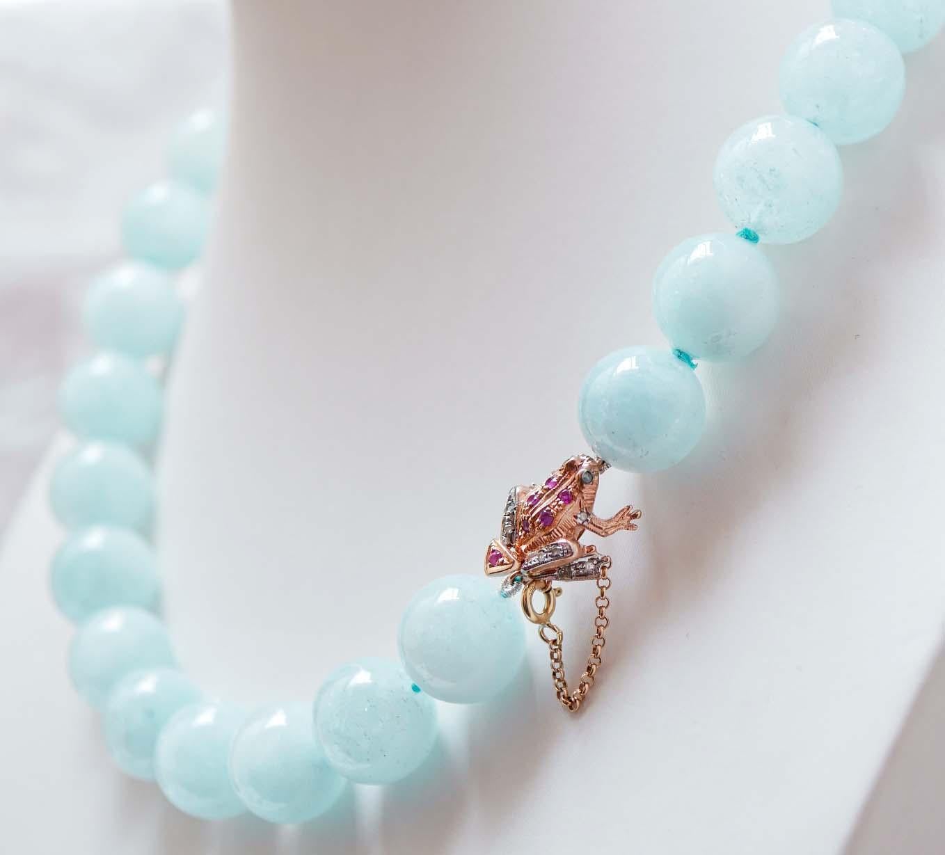 Collier fantaisie monté d'un rang de sphères d'aigue-marine et, en guise de fermoir, d'une grenouille en or rose 9 kt et argent monté de rubis et diamants.
Ce collier a été entièrement réalisé à la main par des maîtres orfèvres italiens et il est en