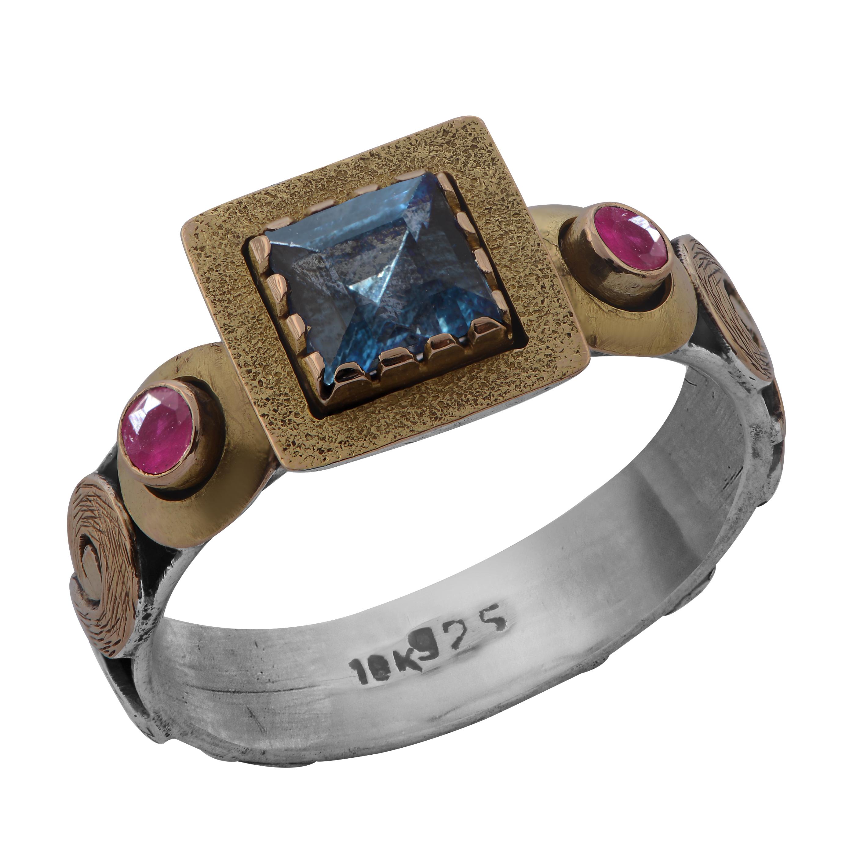 Contemporaneo Emma Chapman - Anello con rubino e acquamarina in oro giallo con motivi geometrici in vendita