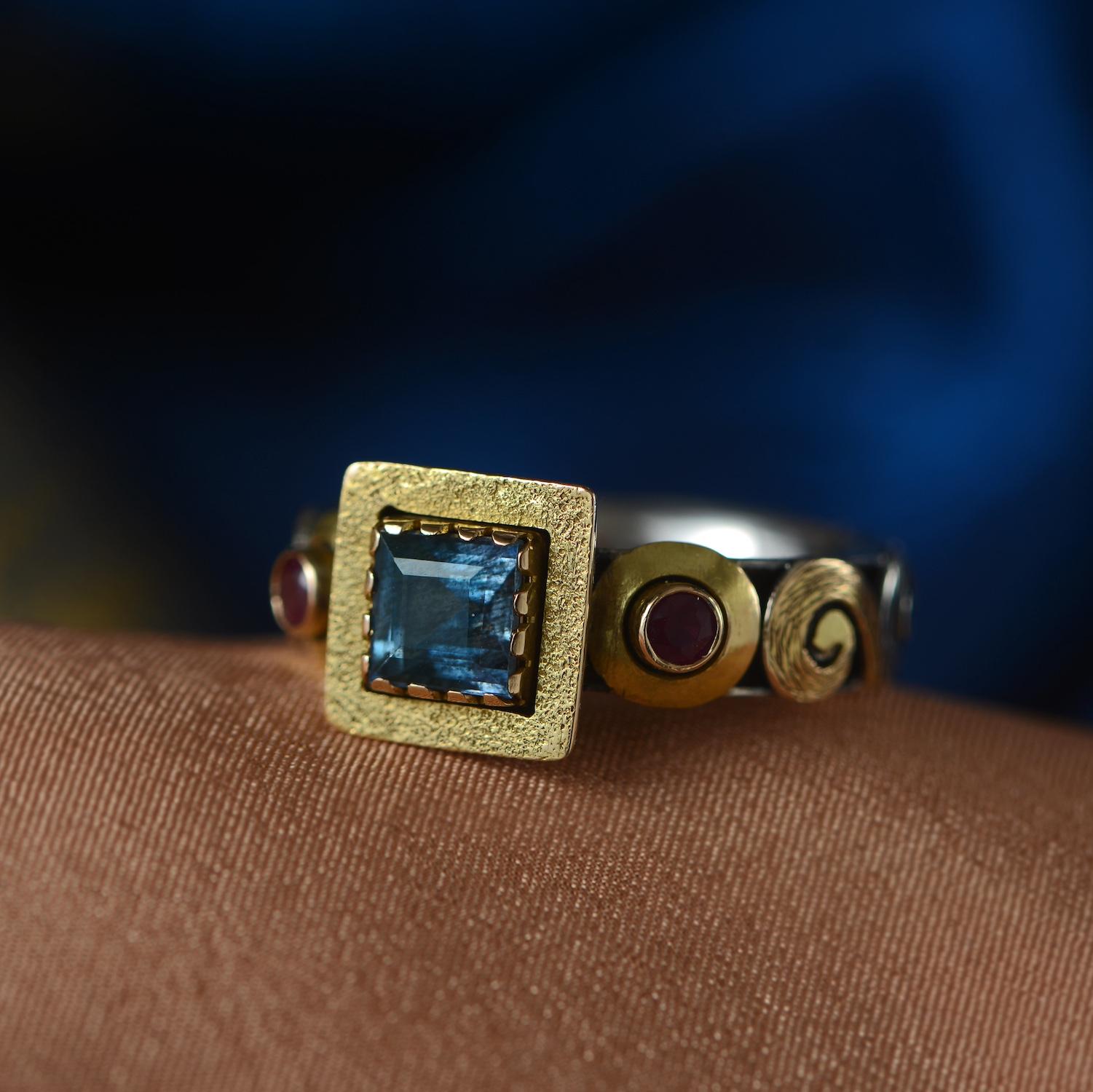 Taglio princess Emma Chapman - Anello con rubino e acquamarina in oro giallo con motivi geometrici in vendita