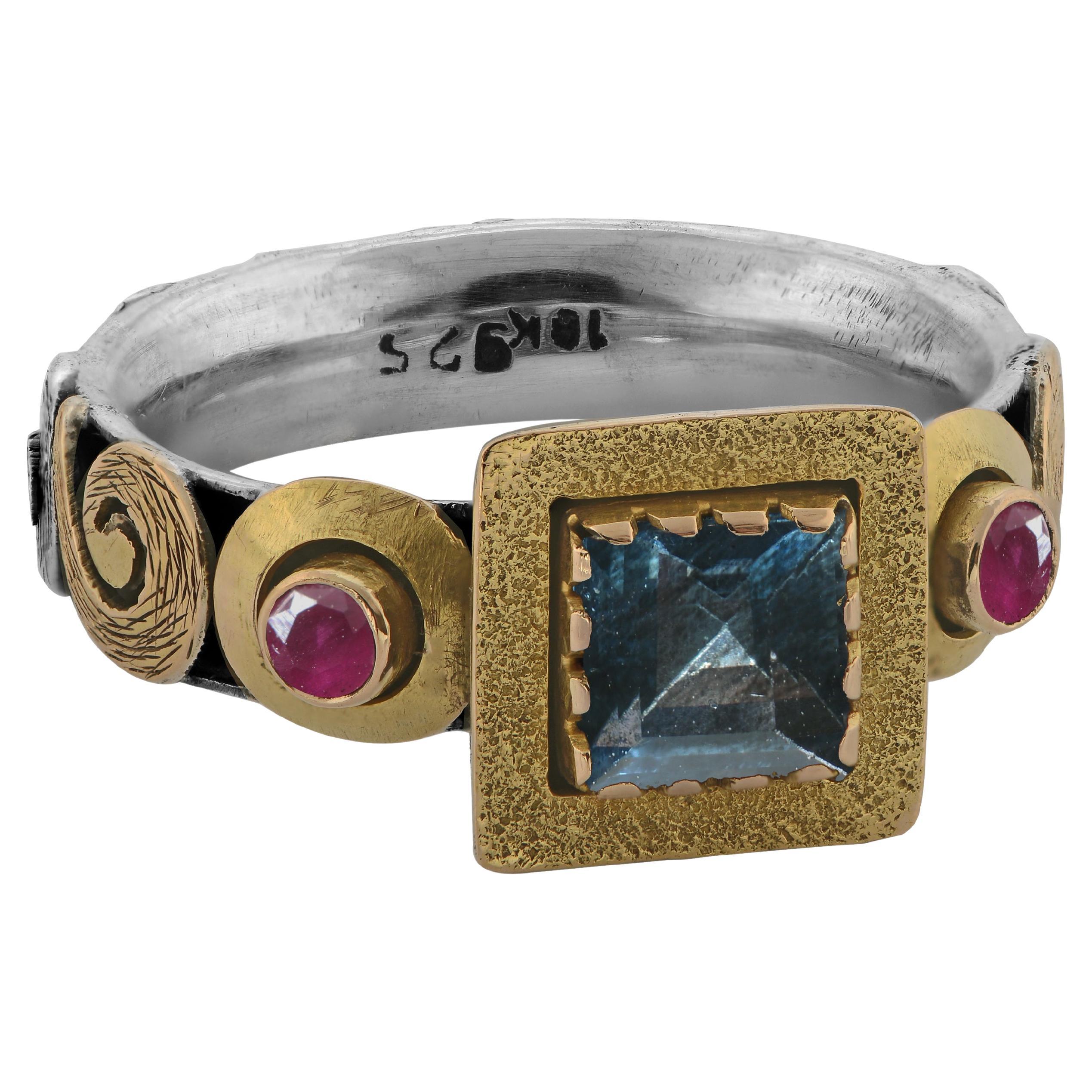 Emma Chapman - Anello con rubino e acquamarina in oro giallo con motivi geometrici in vendita