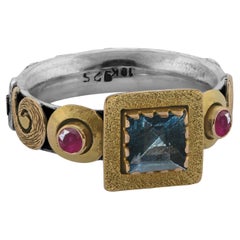 Emma Chapman - Anello con rubino e acquamarina in oro giallo con motivi geometrici