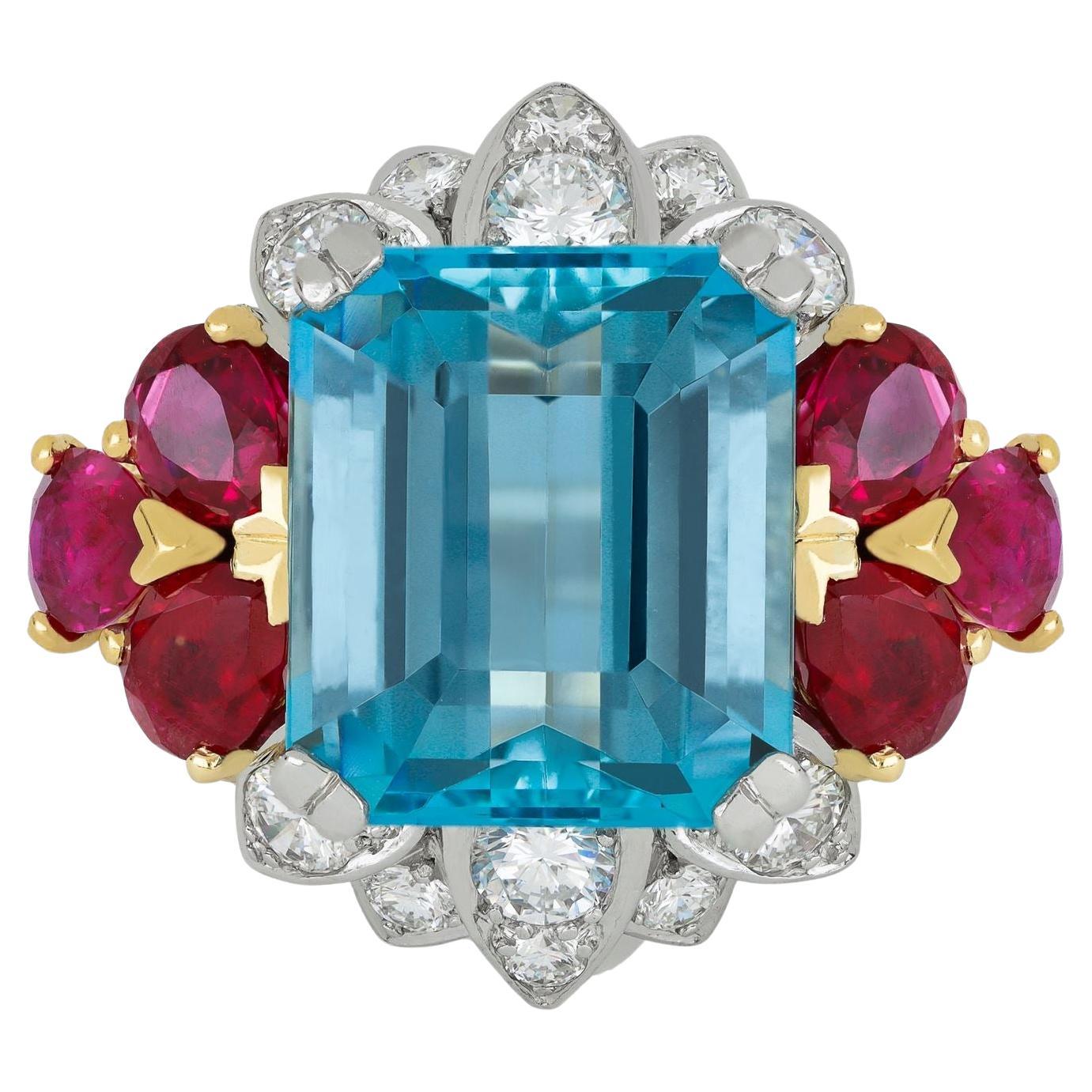 Anillo de cóctel de aguamarina, rubí y diamantes, circa 1950.
