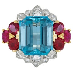 Anillo de cóctel de aguamarina, rubí y diamantes, circa 1950.