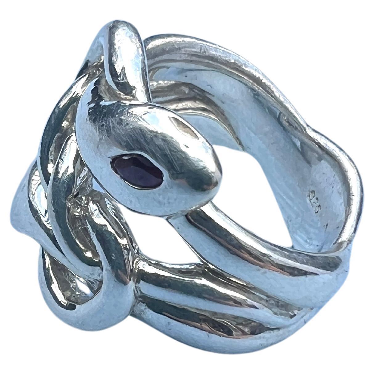 Anillo de cóctel de serpiente con marqués de rubí y aguamarina Plata 

Diseñador: J Dauphin

Hecho a mano en Los Ángeles

La serpiente, o culebra, es uno de los símbolos mitológicos más antiguos y extendidos. 
Históricamente, las serpientes y las