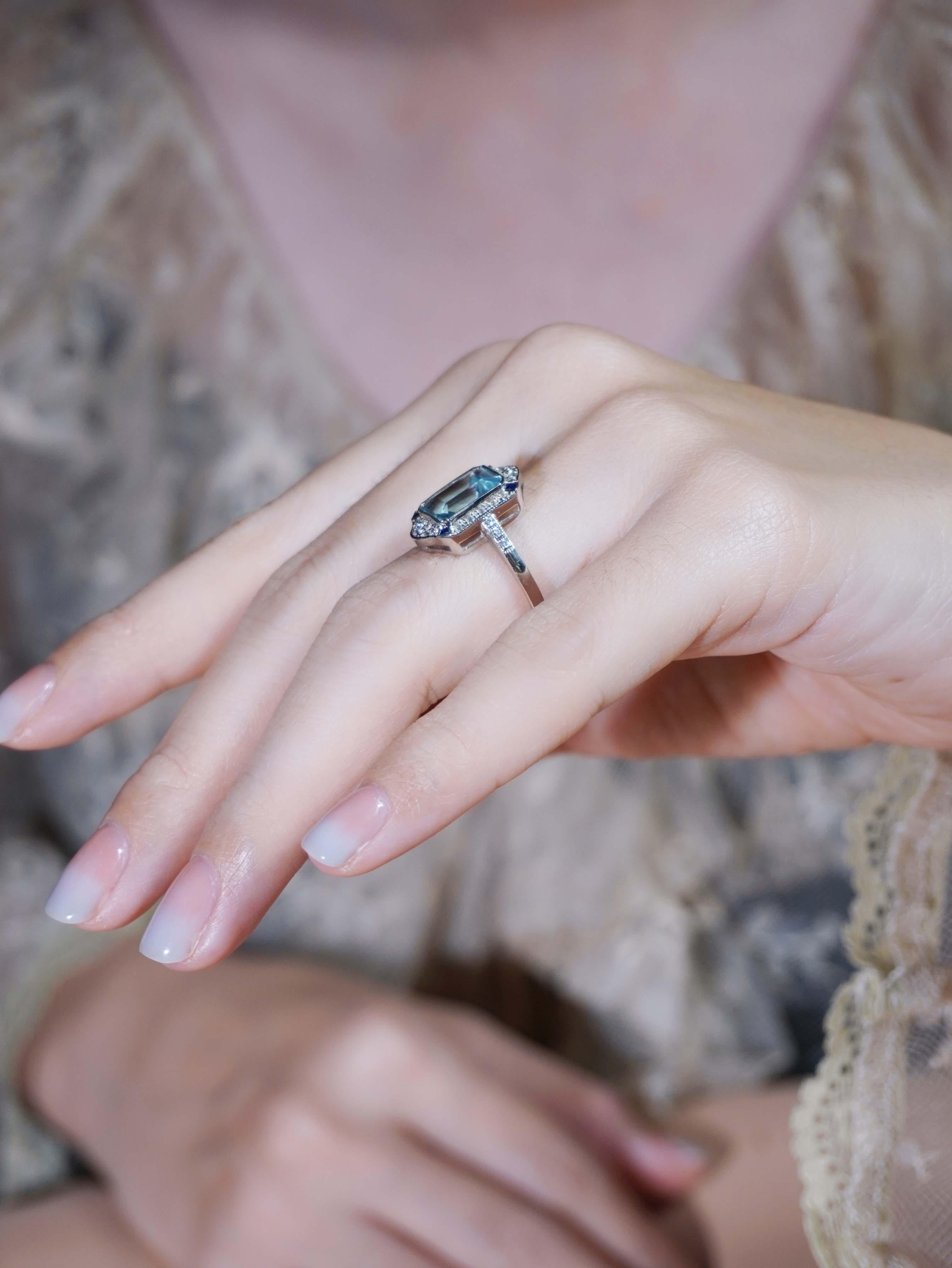 Aquamarin Saphir und Diamant Art Deco Stil Cocktail Ring in 14K Weißgold (Smaragdschliff) im Angebot
