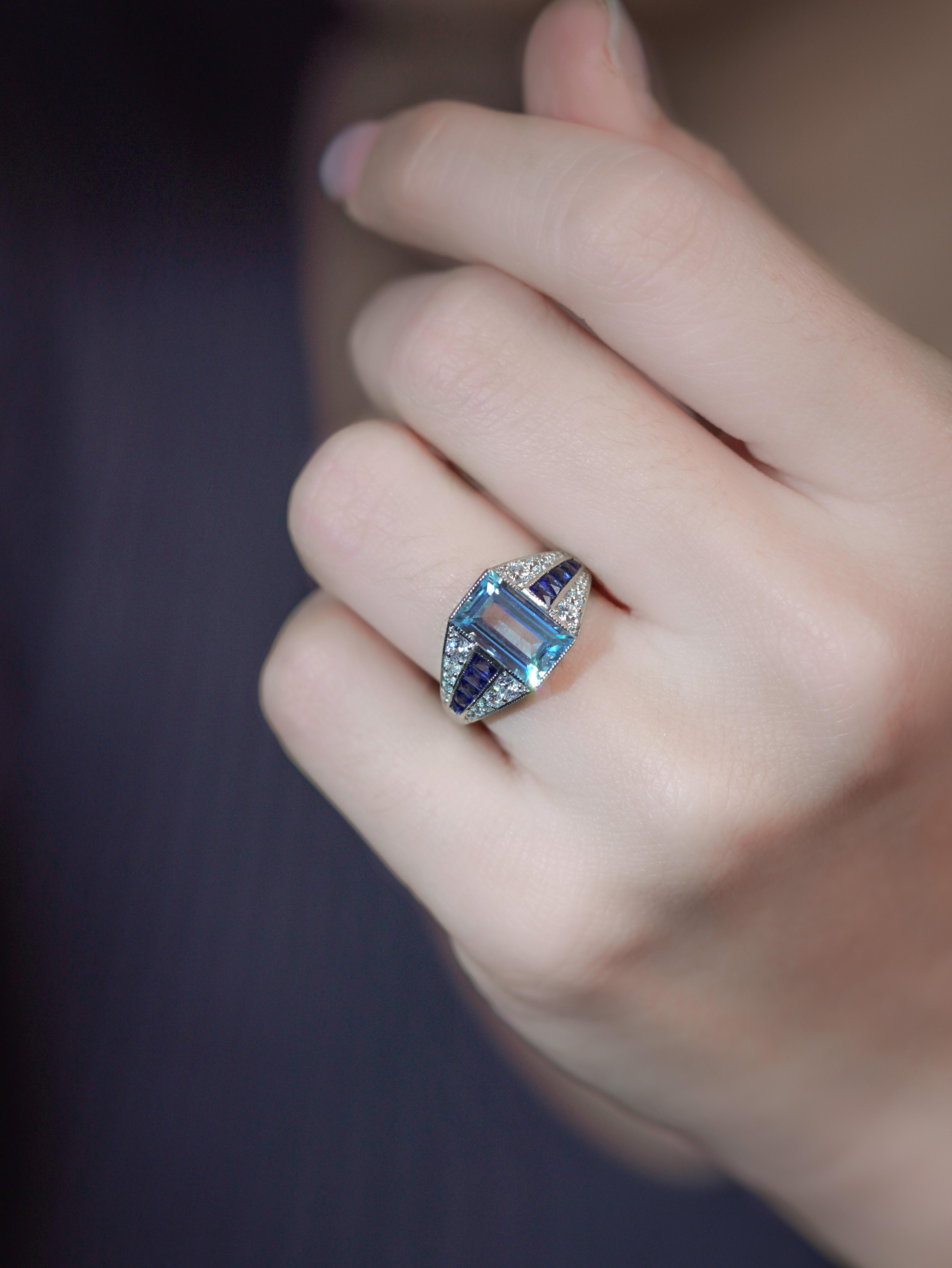 Taille baguette Bague de fiançailles en or blanc 18 carats aigue-marine, saphir et diamant de style Art déco en vente