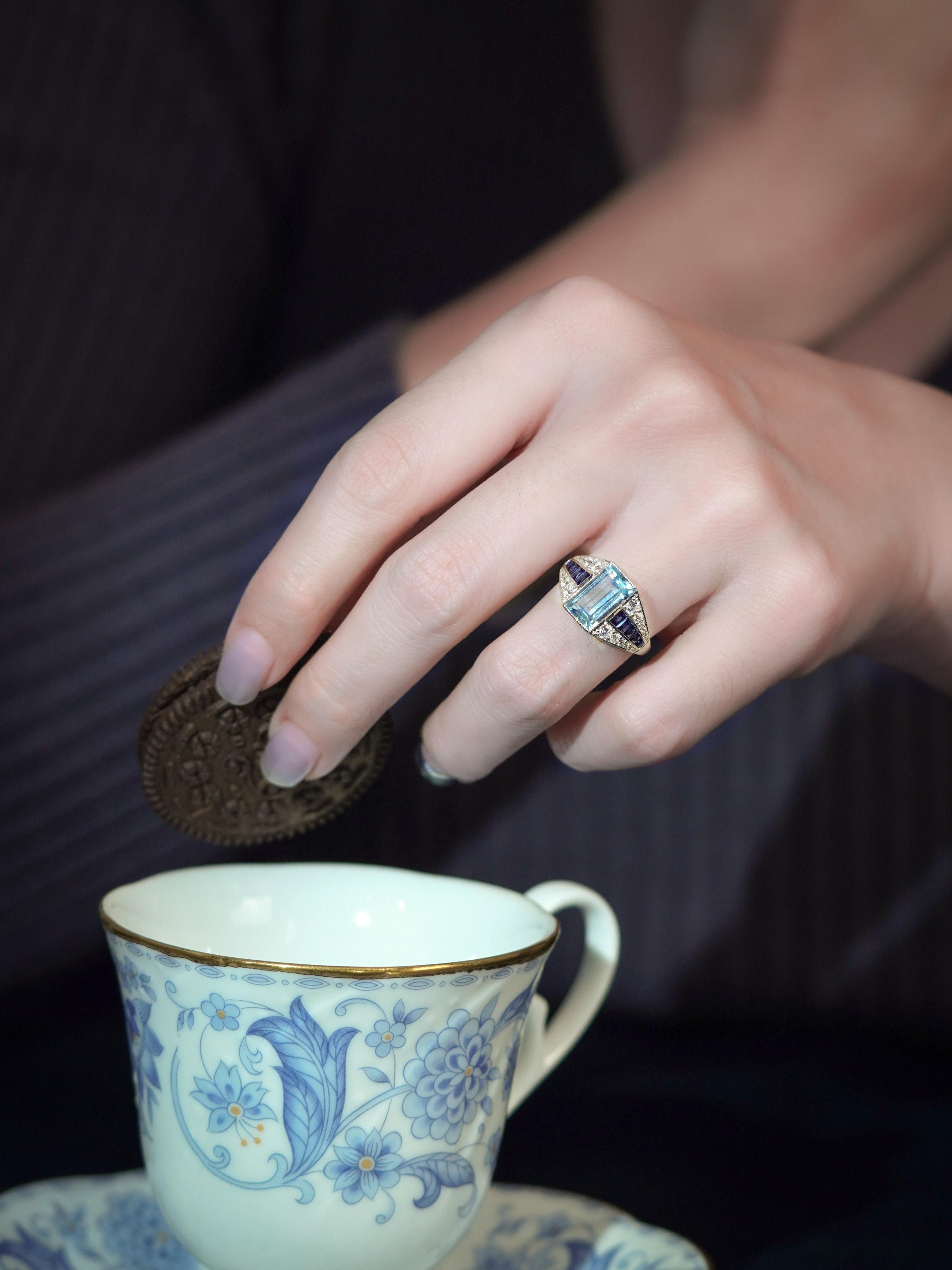 Bague de fiançailles en or blanc 18 carats aigue-marine, saphir et diamant de style Art déco Neuf - En vente à Bangkok, TH