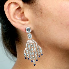 Boucles d'oreilles chandelier aigue-marine et saphir avec diamants pavés en or blanc 18k