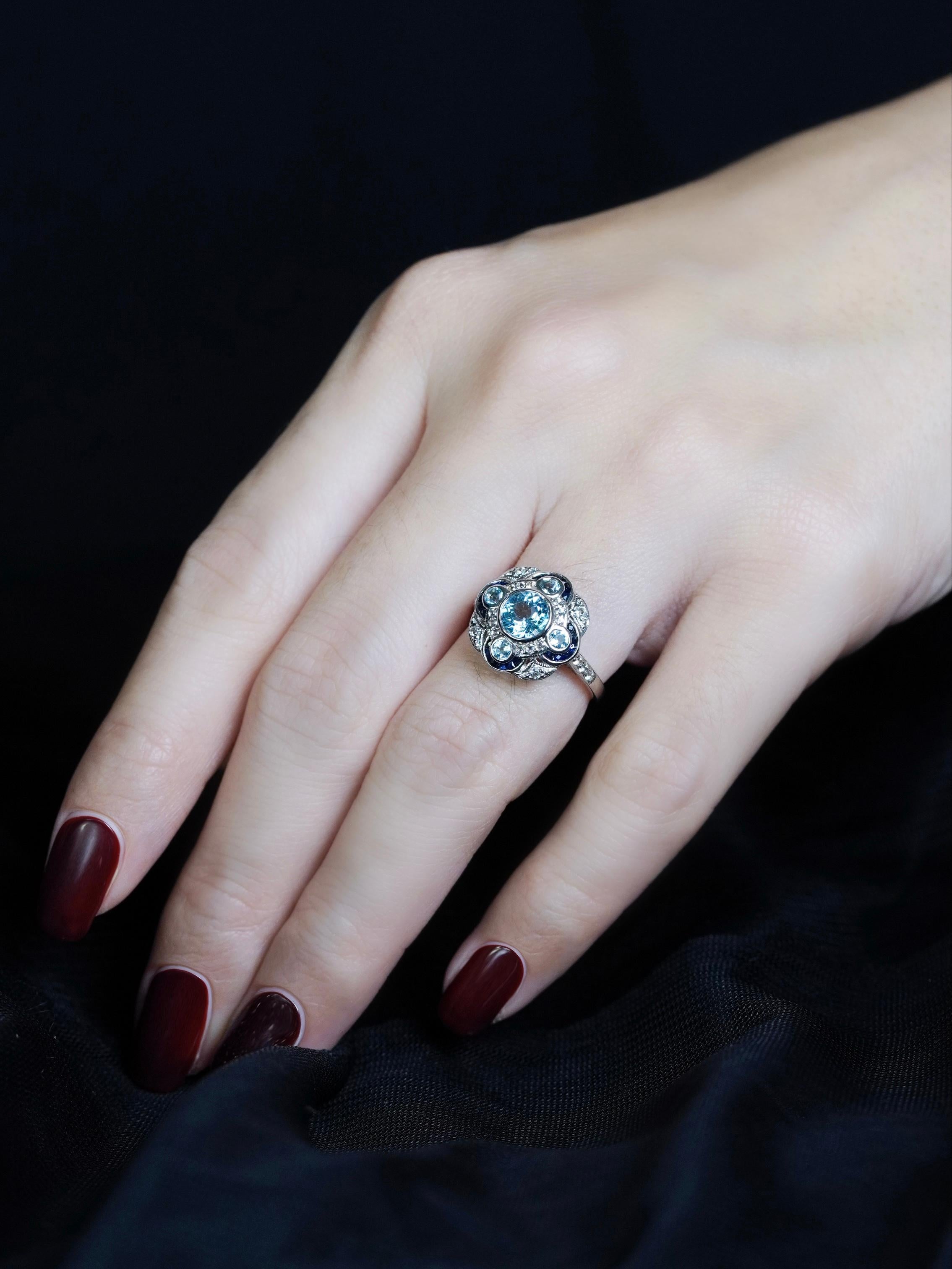 Taglio rotondo Anello da cocktail in stile Art Deco con zaffiro e acquamarina e diamante in oro bianco 18 carati in vendita