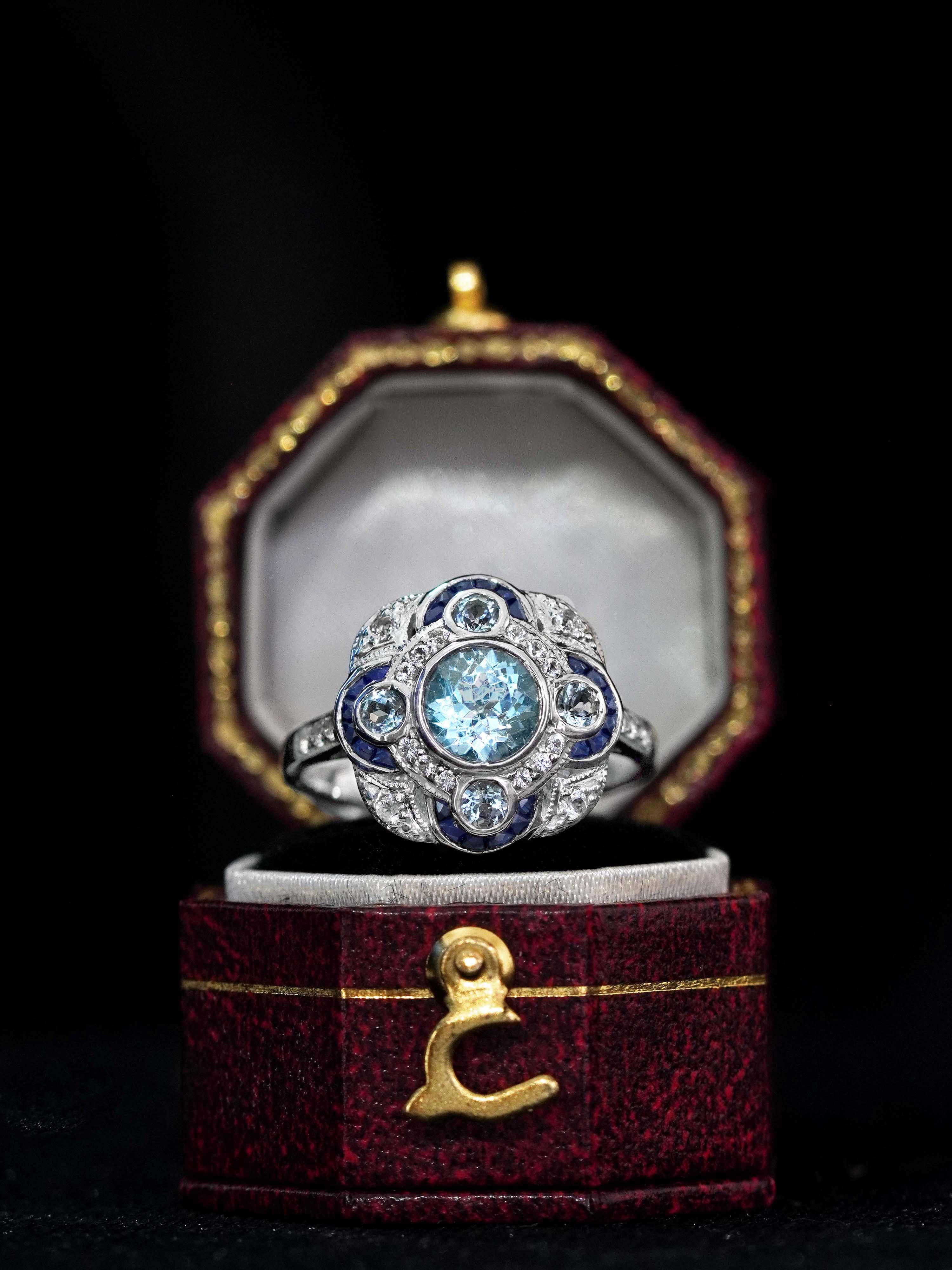 Anello da cocktail in stile Art Deco con zaffiro e acquamarina e diamante in oro bianco 18 carati In condizioni Nuovo in vendita a Bangkok, TH