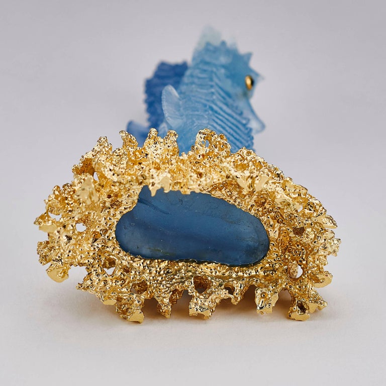 Aquamarin-Seepferdchen mit Korallenfuß aus 18 Karat Gold, geschnitzt von Michael  Peuster im Angebot bei 1stDibs