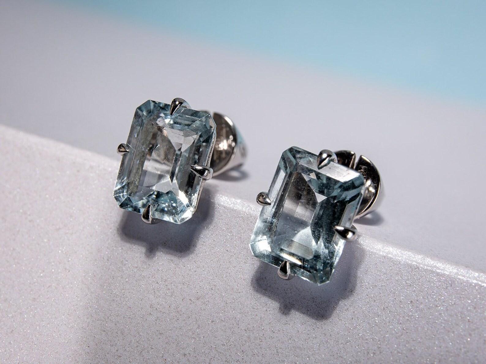 Silver stud earrings with natural Aquamarine in classic emerald cut
aquamarine origin - Brazil
aquamarine measurements - 0.28 x 0.35 in / 7 x 9 mm
earrings weight - 2.86 grams
total weight of the stones - 4.2 ct