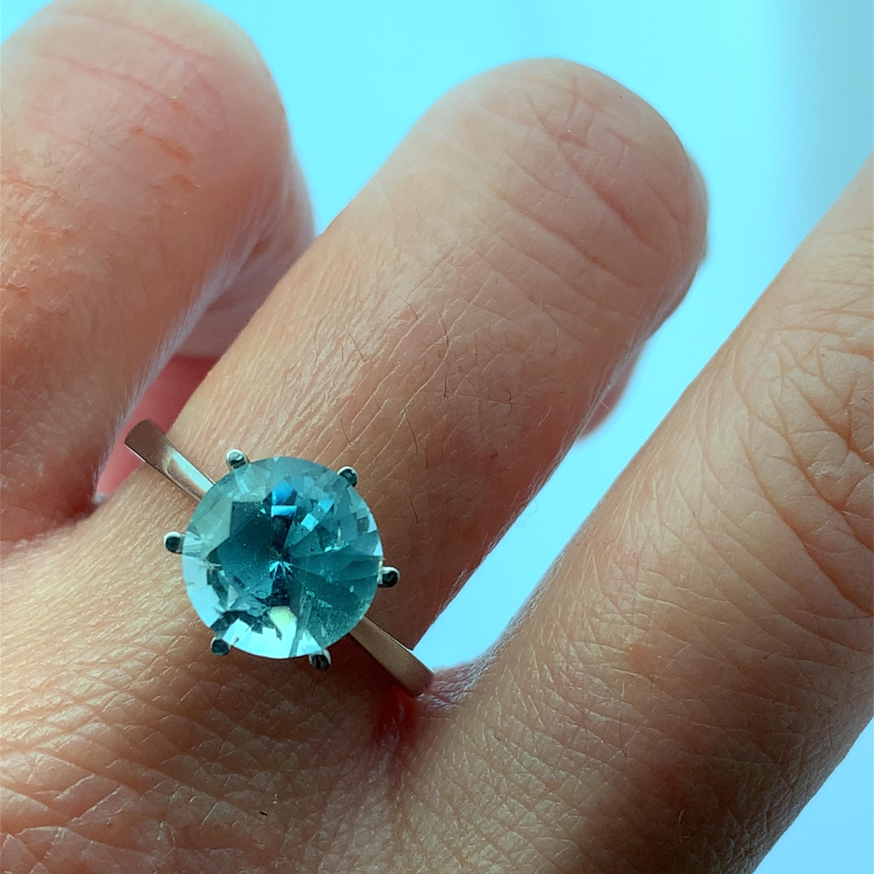 Découvrez la beauté de cette superbe bague en aigue-marine de 2,15ct, dotée d'une brillante pierre précieuse en aigue-marine bleu ciel de taille ronde qui capte la lumière à chacun de ses mouvements. L'élégant bracelet en or blanc 18 carats complète
