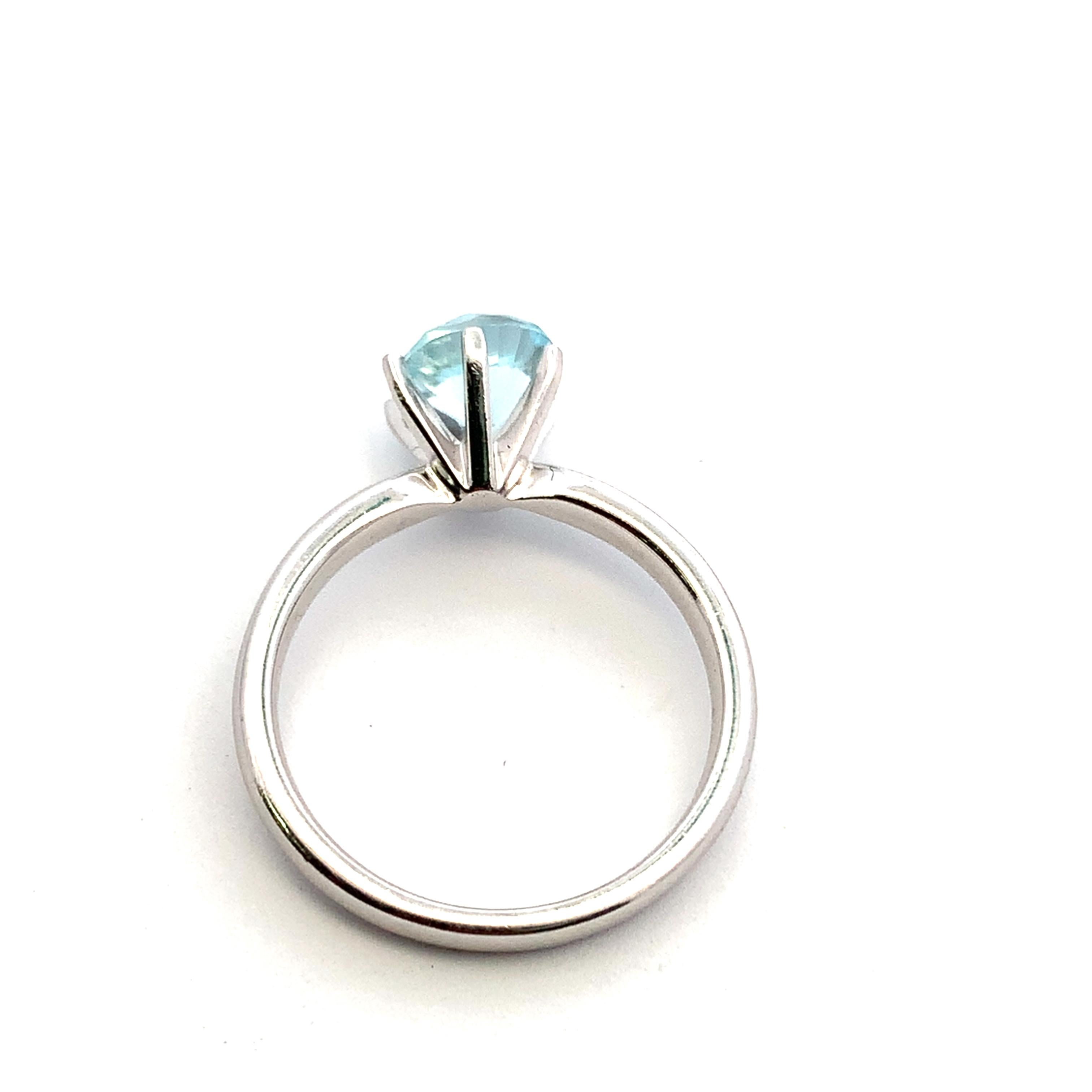Taille ronde Bague de fiançailles solitaire aigue-marine en or blanc 18 carats en vente