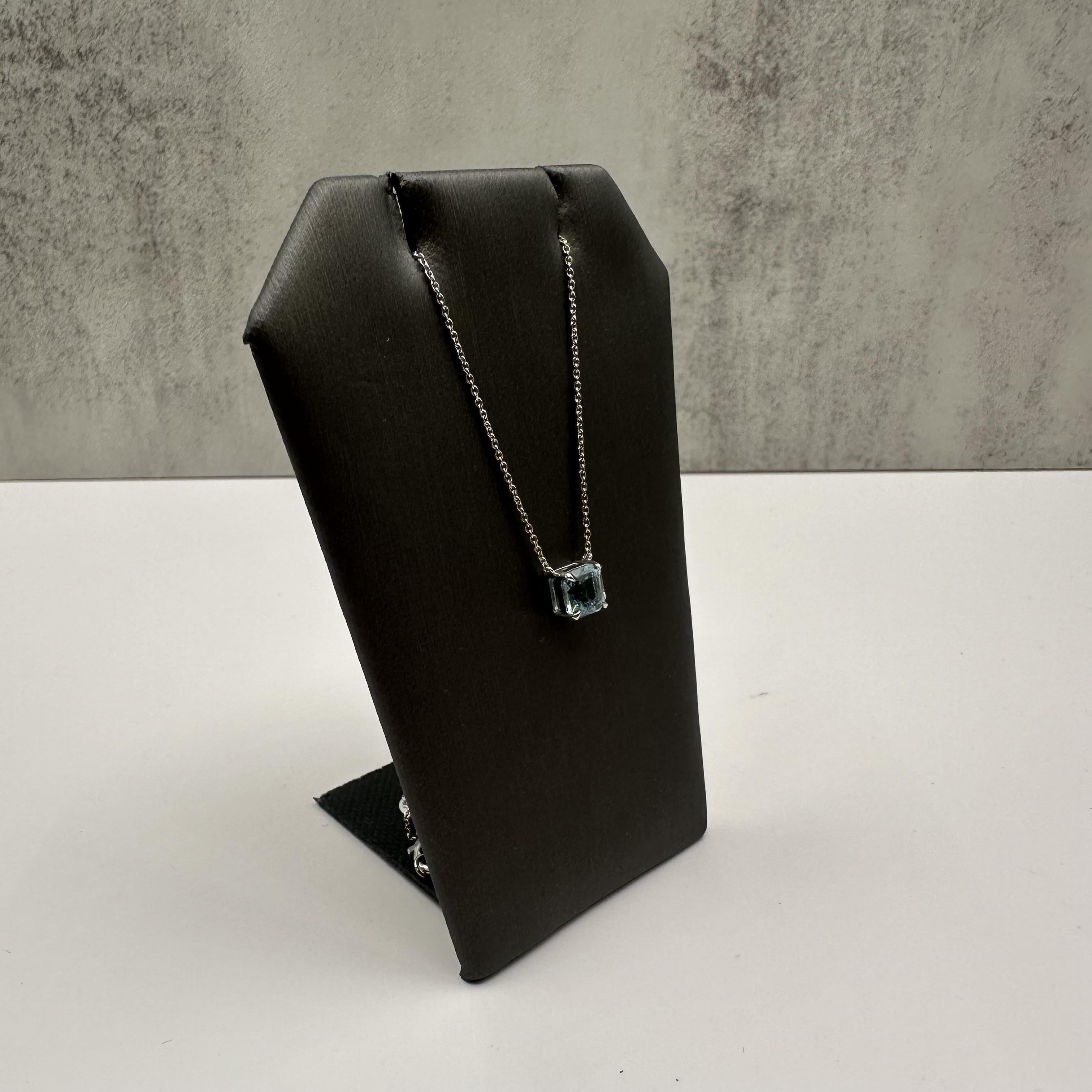 Aggiungi un tocco di colore ed eleganza alla tua collezione con questa splendida collana con solitario di acquamarina, realizzata in lussuoso oro bianco 14kt. Al centro di questa collana c'è un'acquamarina di 1,07 carati di peso totale (ctw) di