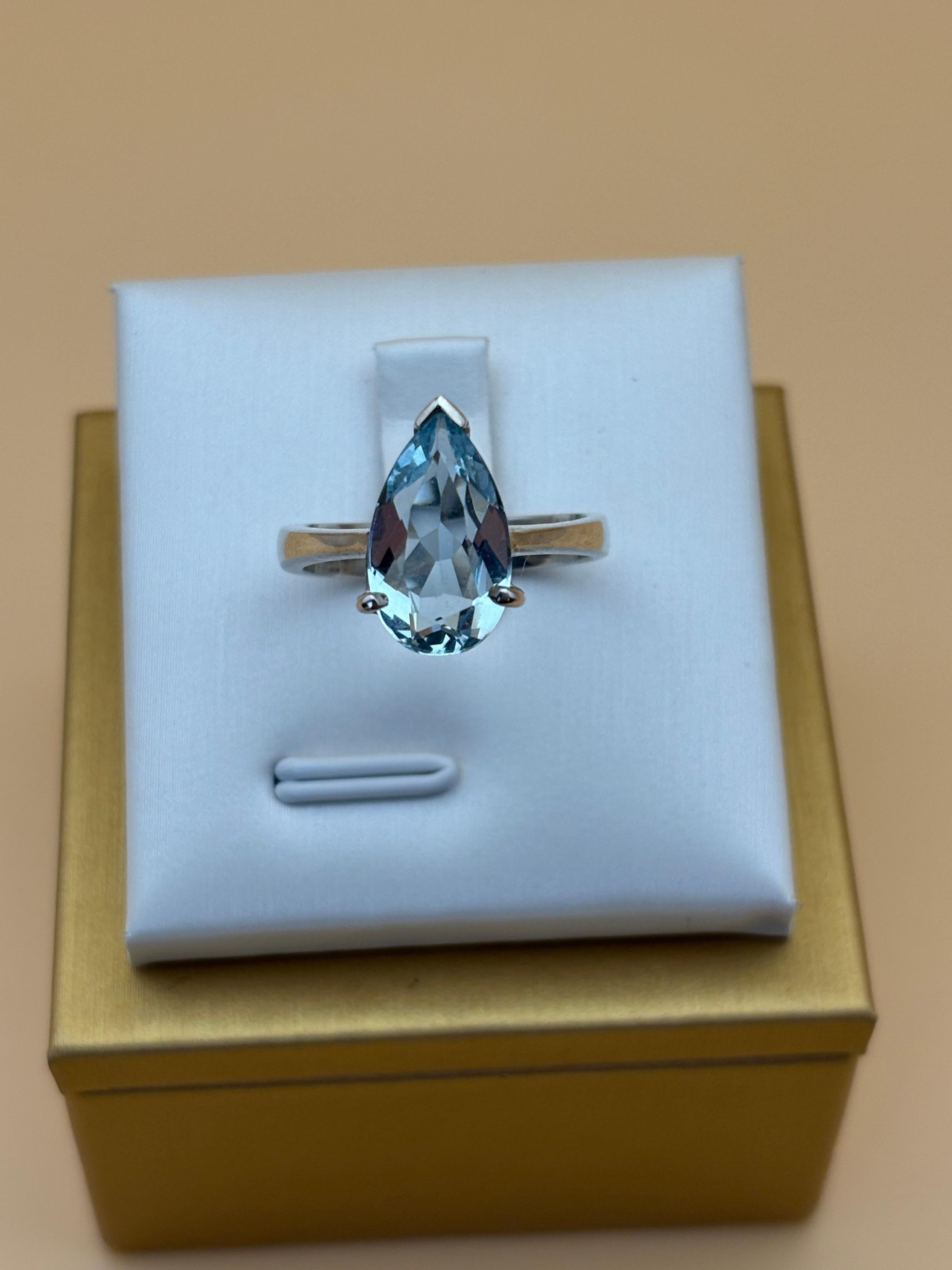 Aquamarine Solitaire Ring in 18K White Go in vendita