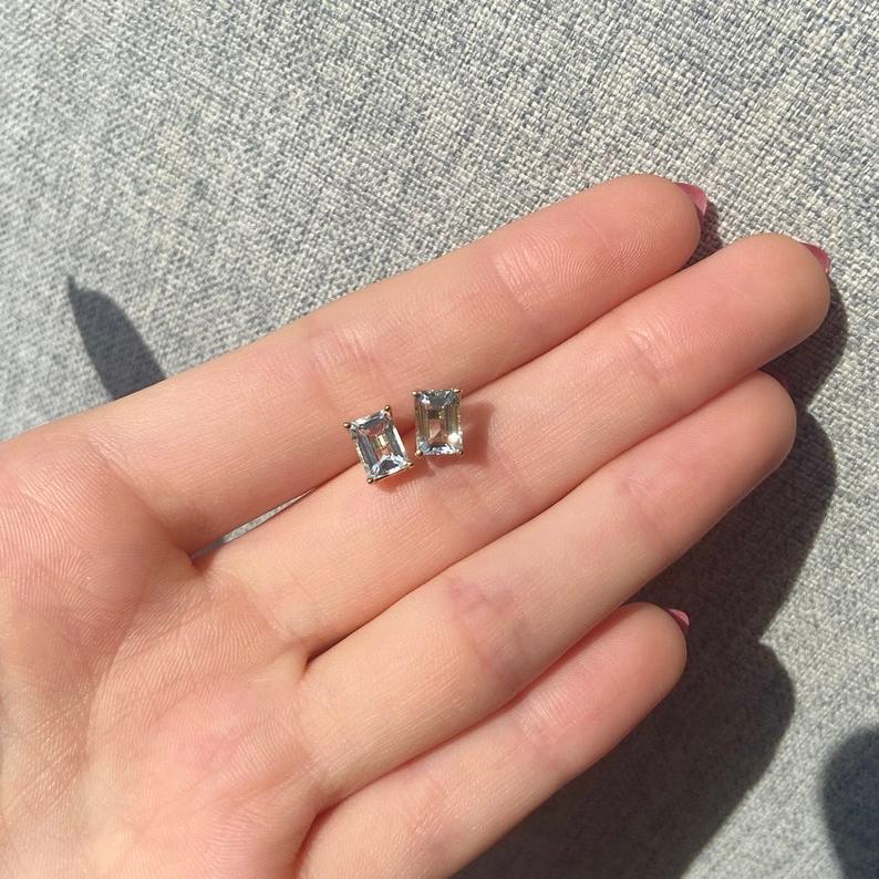 These aquamarine studs are both simple and stunning! These beauties can be worn all day long or just for special moments. 🥰 These Aquamarine studs also make a beautiful March birthstone gift for your loved ones! 

Let us know the gold color you