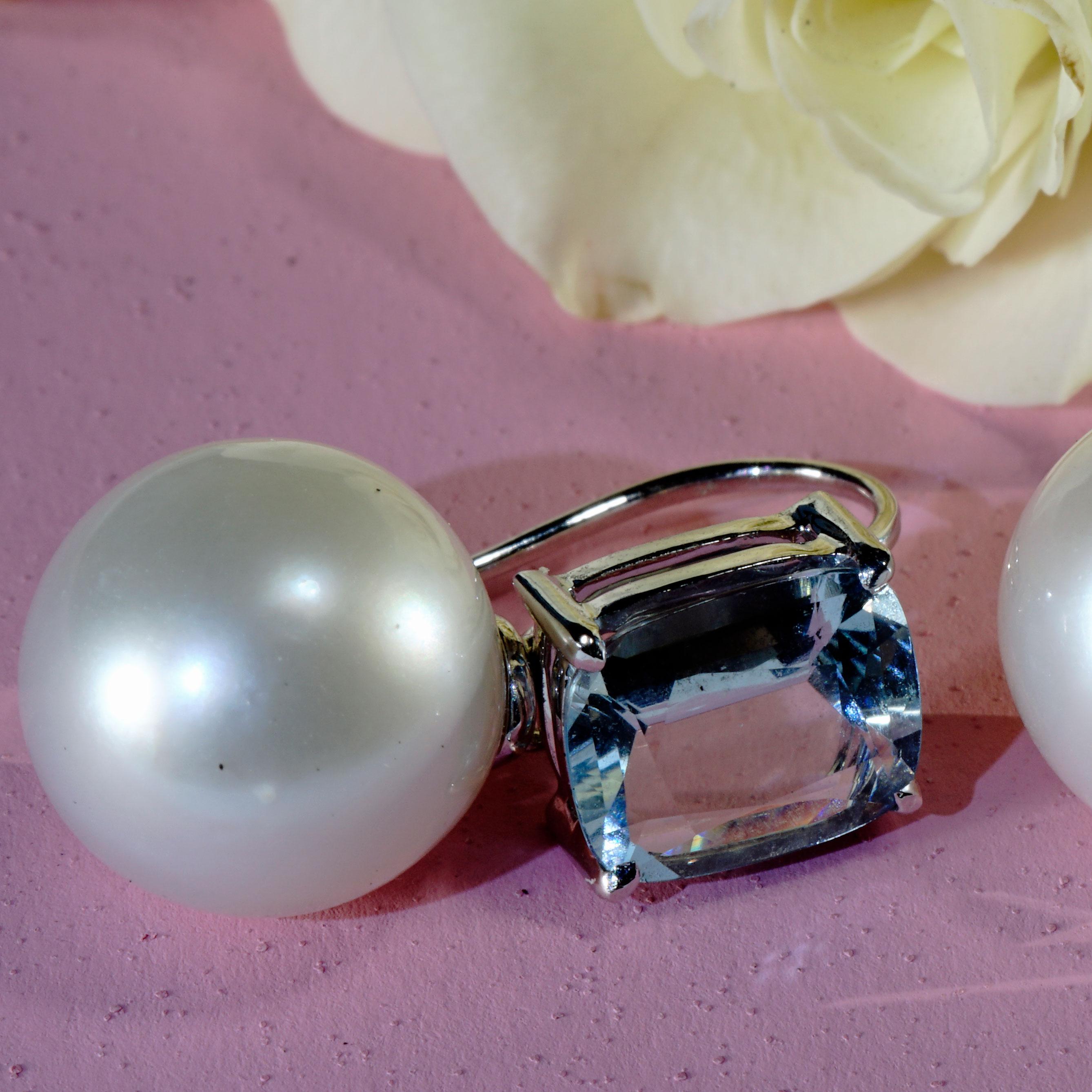 Aquamarine South Sea cultured pearl earrings in 750 white gold, set with 2 very fine aquamarines from Madagascar approx. 1.69 ct and 1.50 ct, AAA+, very good cut, eye-clean, approx. 9 x 7 mm, very elegant in combination with white, white-l.cream