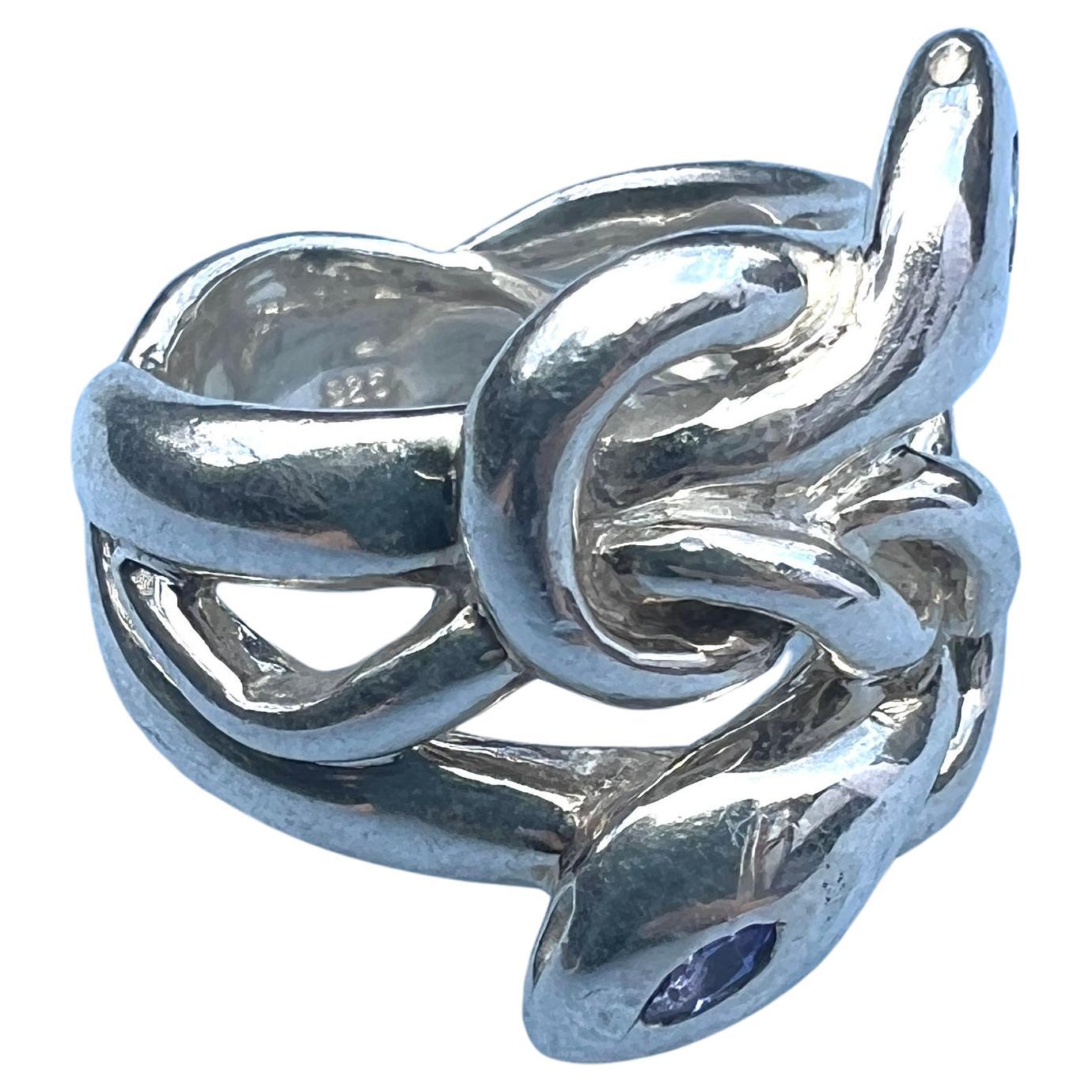 Anillo de cóctel de serpiente con marqués de tanzanita y aguamarina Plata 

Diseñador: J Dauphin

Hecho a mano en Los Ángeles

La serpiente, o culebra, es uno de los símbolos mitológicos más antiguos y extendidos. 
Históricamente, las serpientes y