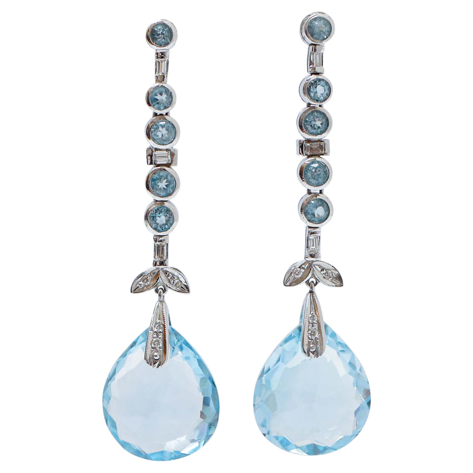 Aigue-marine, topazes, diamants, platine Boucles d'oreilles.