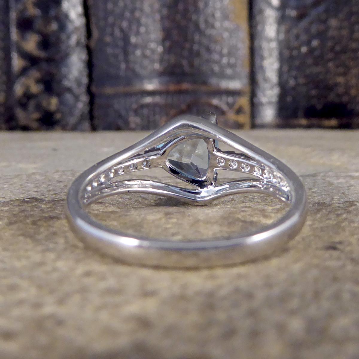 Dreistrangiger Ring aus 18 Karat Weißgold mit Aquamarin im Trillionenschliff und Diamanten (Trillionschliff)