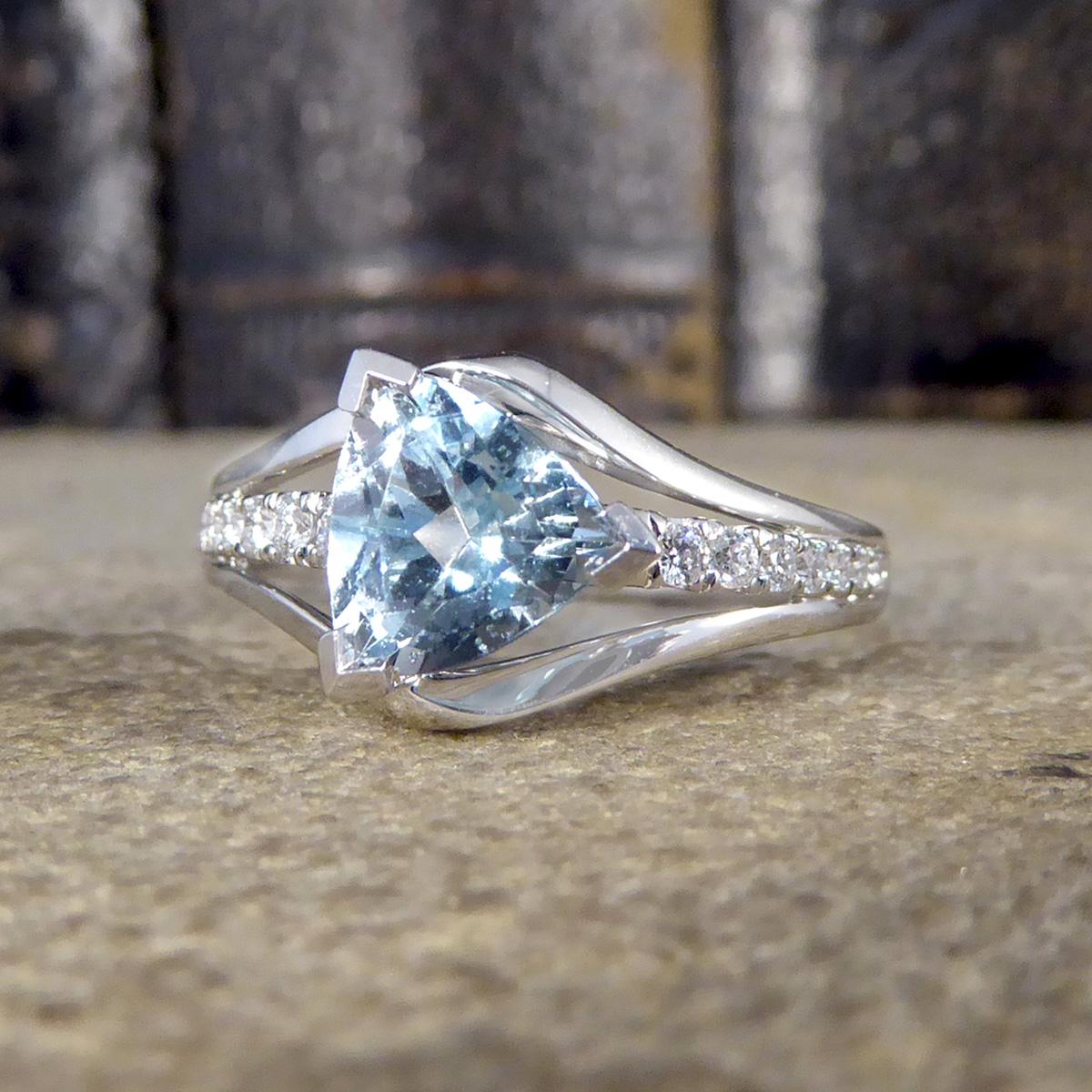 Dreistrangiger Ring aus 18 Karat Weißgold mit Aquamarin im Trillionenschliff und Diamanten im Zustand „Neu“ in Yorkshire, West Yorkshire